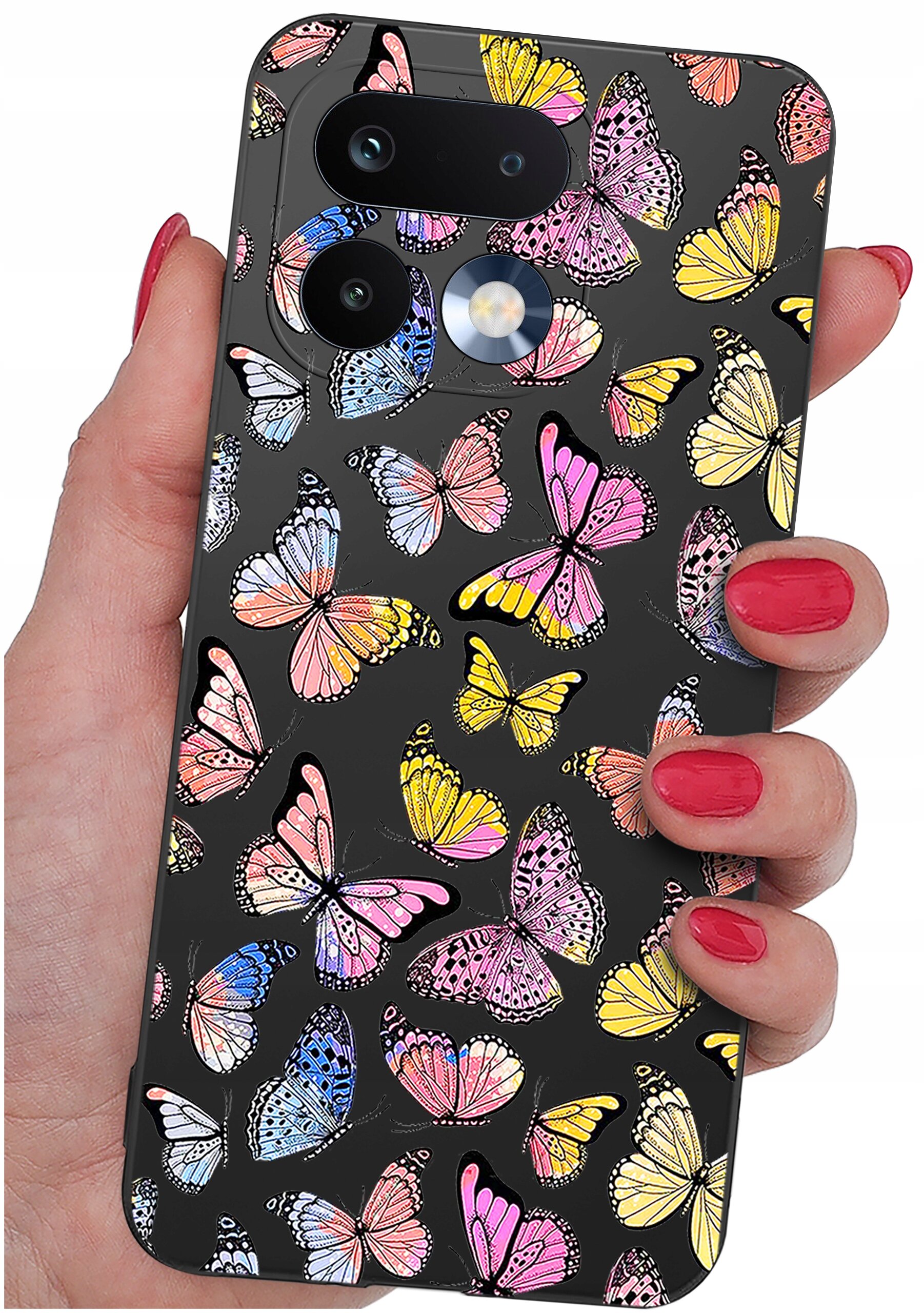 Etui na telefon z kolorowym wzorem motyli, trzymane w dłoni z pomalowanymi na czerwono paznokciami. Etui ma wycięcia na aparat i lampę błyskową.