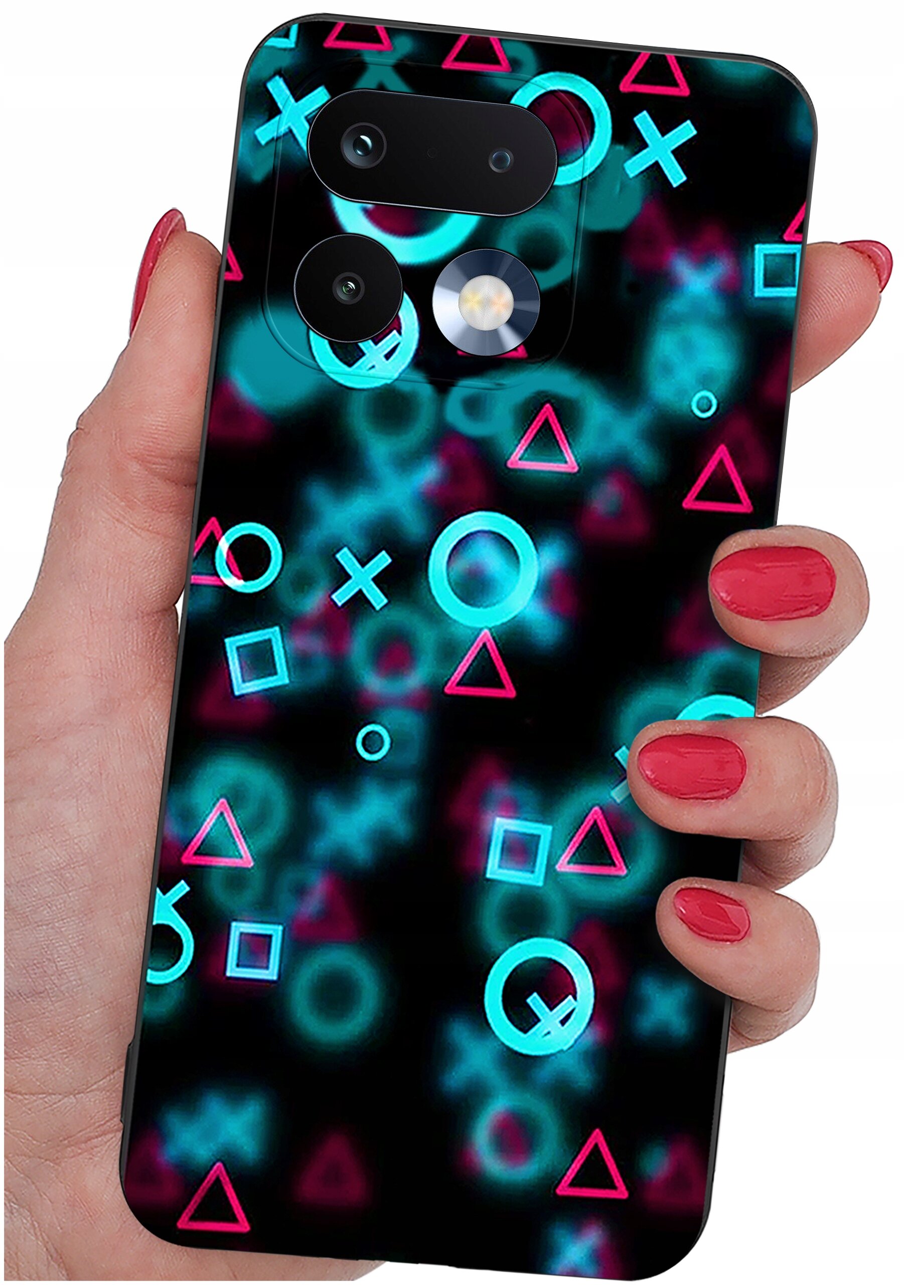 Etui na telefon z kolorowymi wzorami geometrycznymi w kształcie kół, krzyżyków, kwadratów i trójkątów na czarnym tle, trzymane w dłoni z pomalowanymi na czerwono paznokciami.