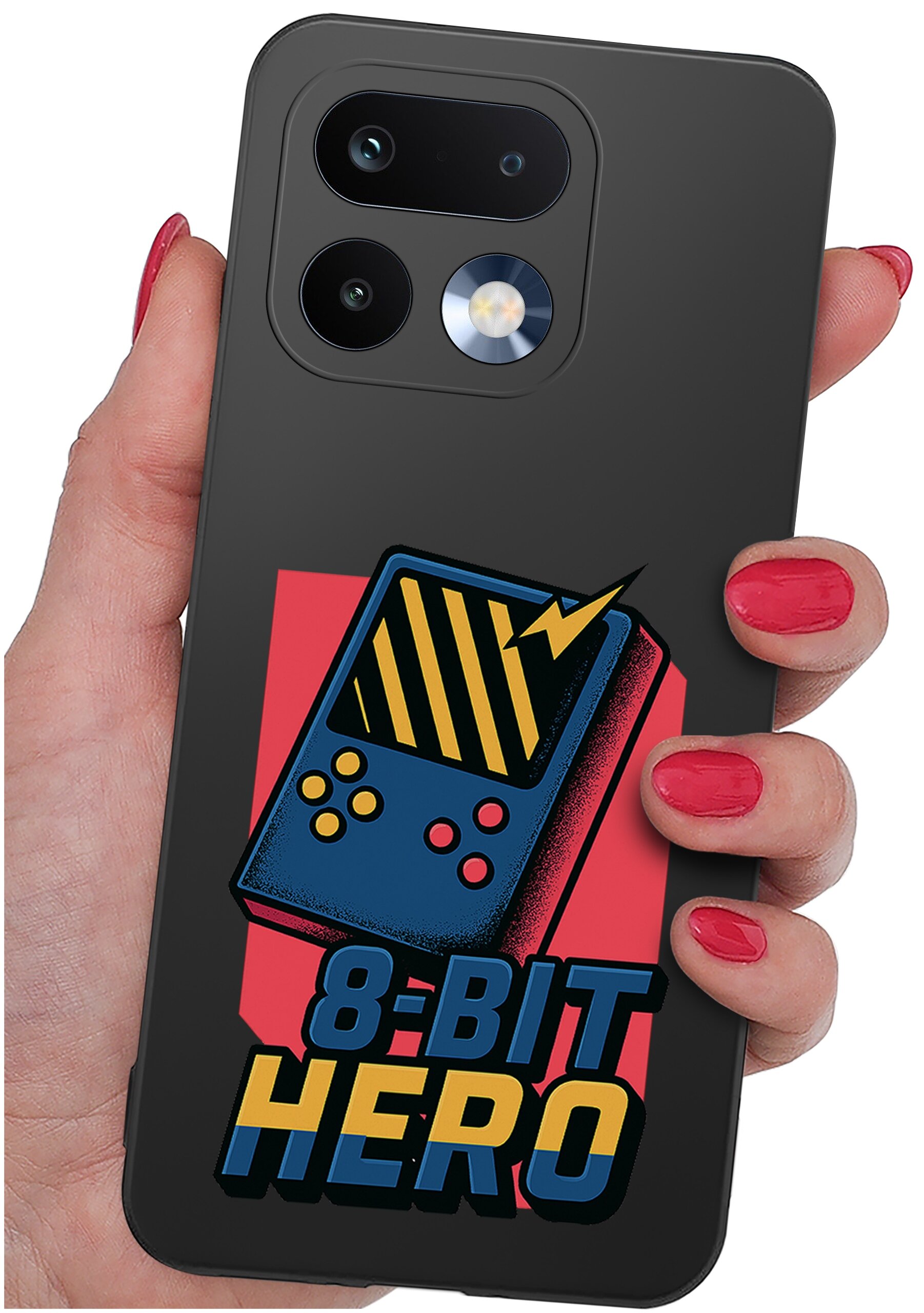 Osoba trzyma telefon z czarnym etui, na którym znajduje się kolorowy nadruk przedstawiający retro konsolę do gier z napisem \'8-BIT HERO\'.