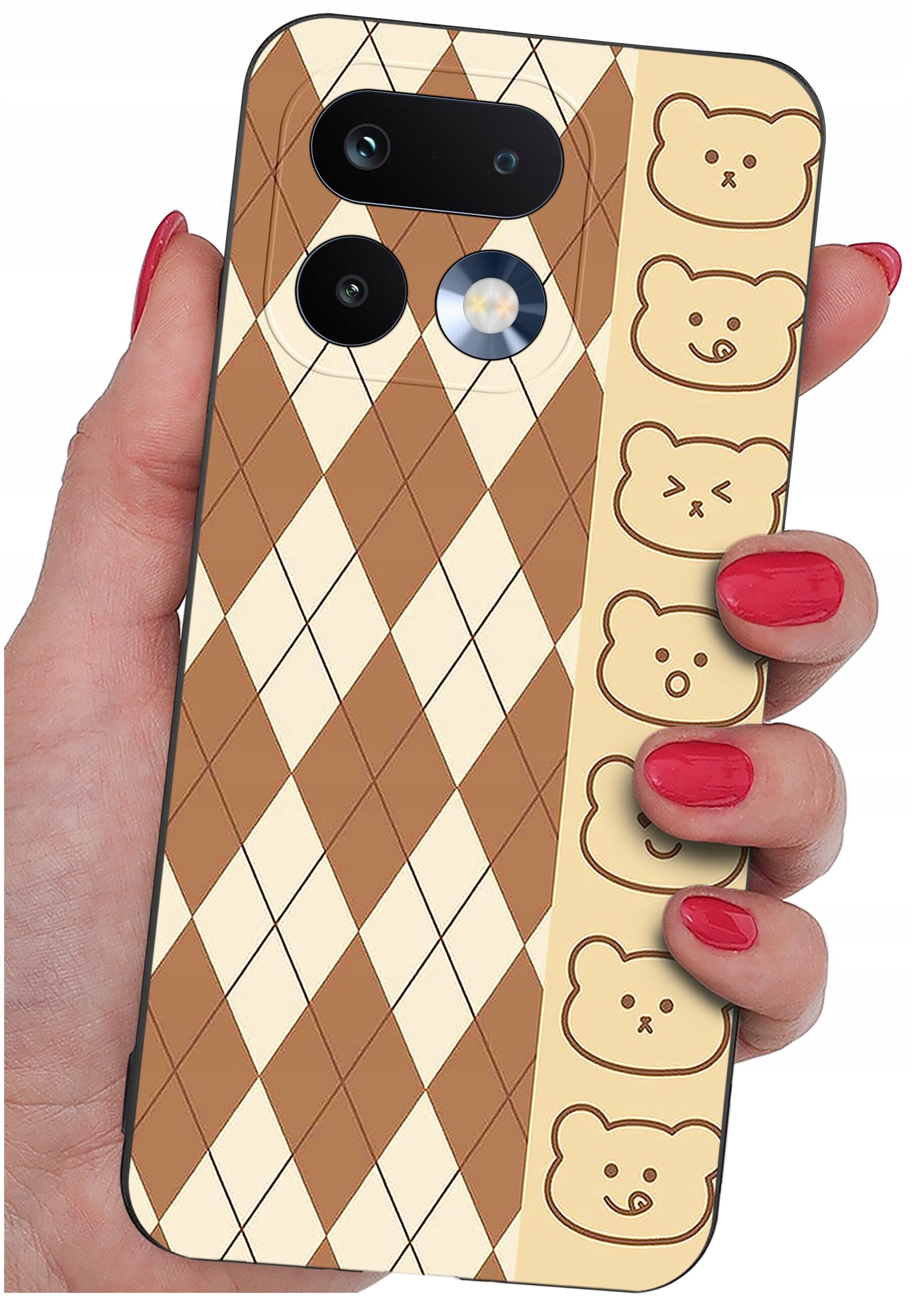 Etui na telefon z brązowo-kremowym wzorem w romby oraz rysunkami misiów po jednej stronie. Etui trzymane jest w dłoni z pomalowanymi na czerwono paznokciami.