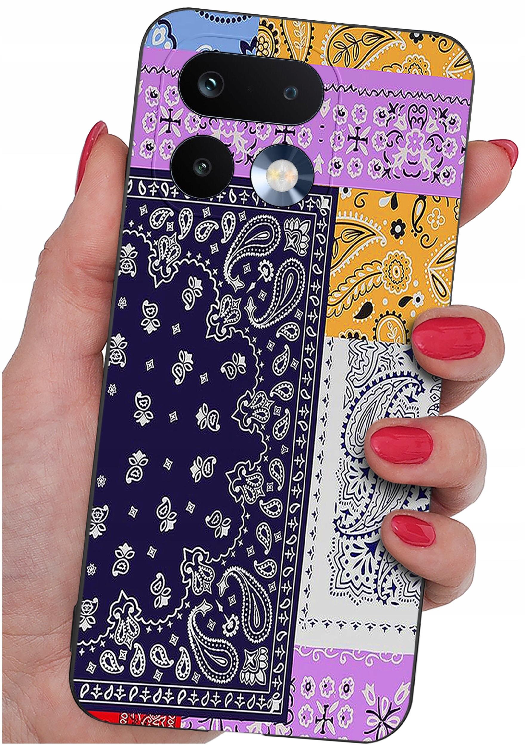 Etui na telefon z kolorowym wzorem paisley w odcieniach fioletu, granatu, żółci i bieli, trzymane w dłoni z pomalowanymi na czerwono paznokciami.
