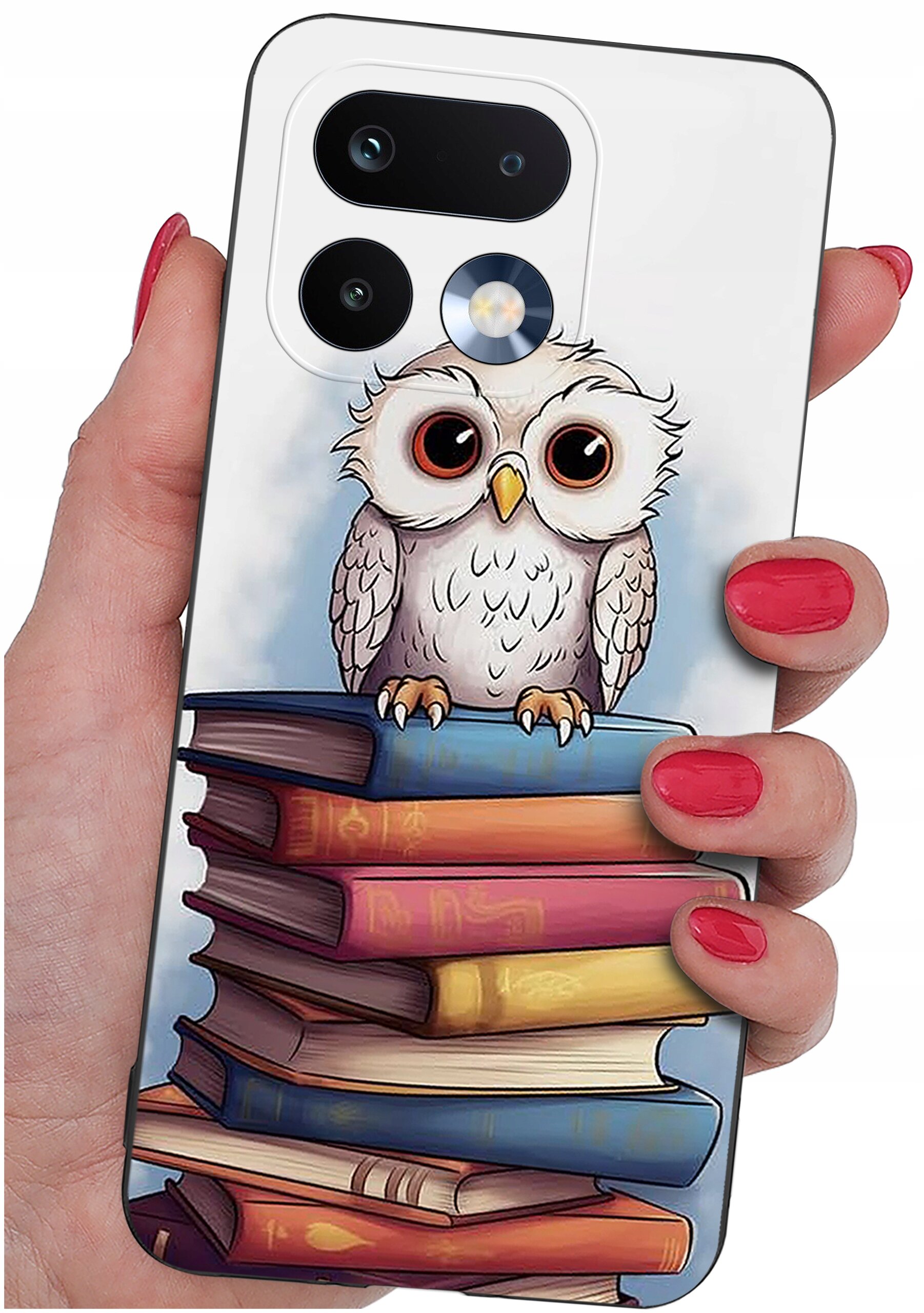 Etui na telefon z nadrukiem sowy siedzącej na stosie książek, trzymane w dłoni z pomalowanymi na czerwono paznokciami. Etui ma wycięcia na aparat i lampę błyskową.
