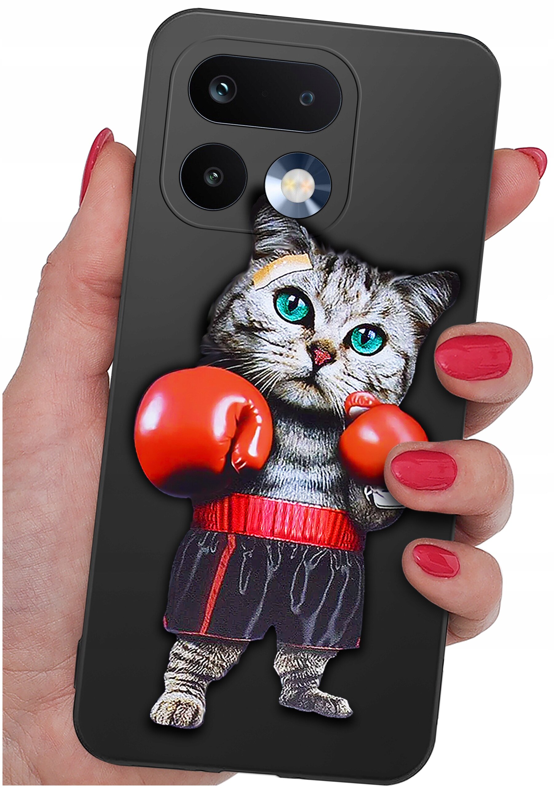 Etui na telefon z nadrukiem kota w czerwonych rękawicach bokserskich i spódniczce, trzymane w dłoni z pomalowanymi na czerwono paznokciami.