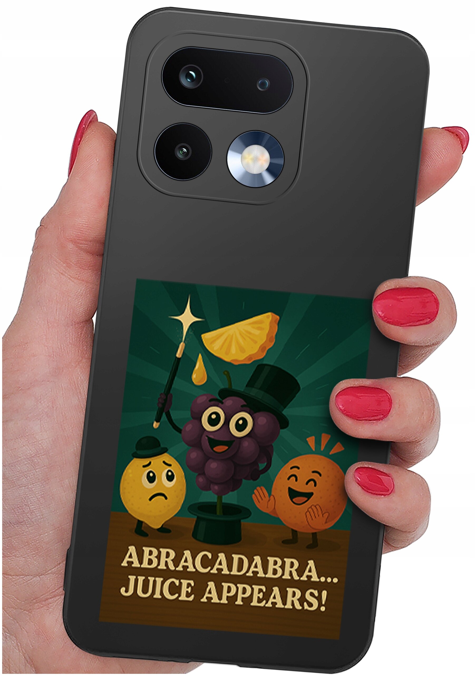 Osoba trzyma telefon w etui z grafiką przedstawiającą owoce w kapeluszach, z napisem \'ABRACADABRA... JUICE APPEARS!\'.