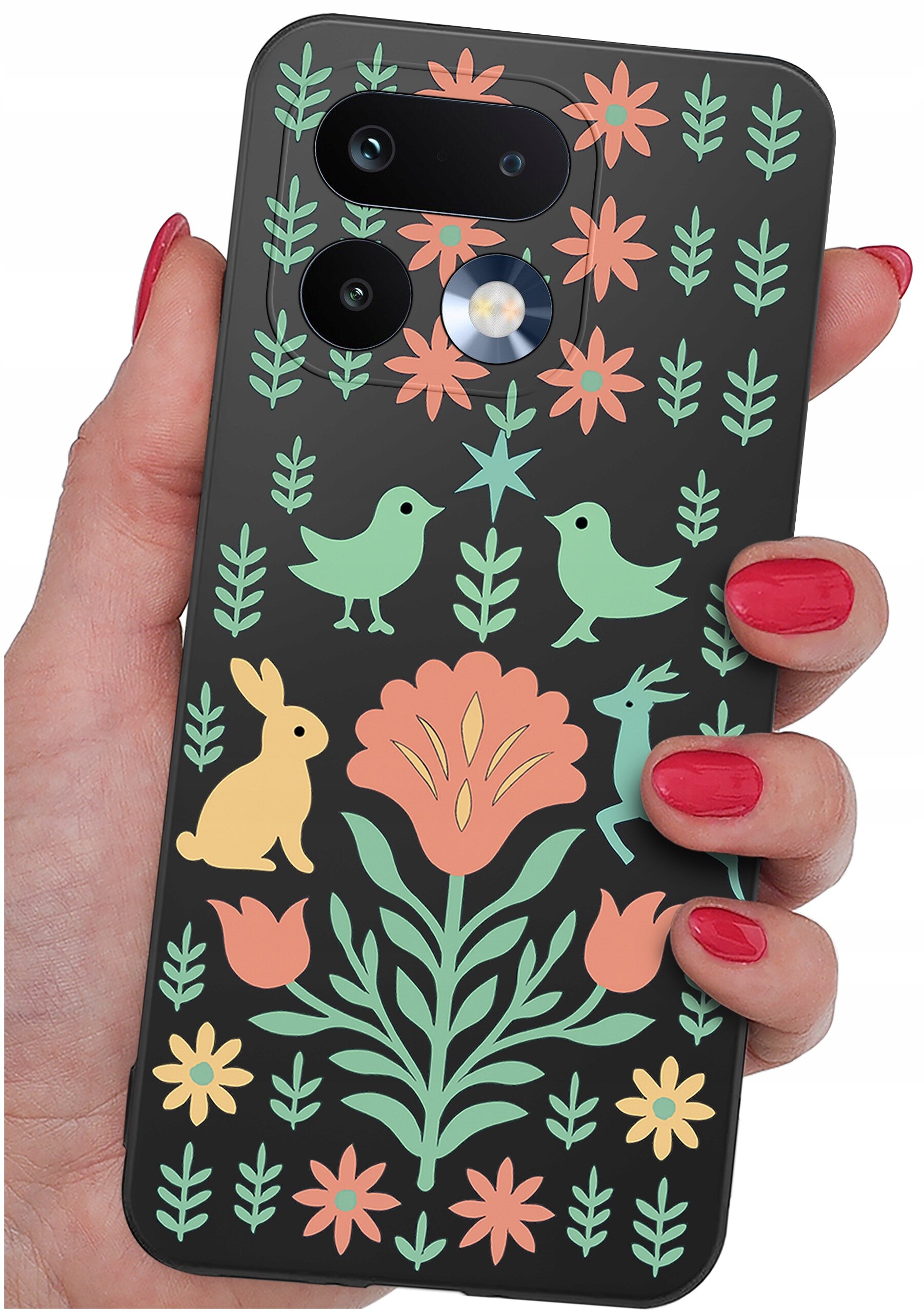 Etui na telefon z kolorowym wzorem przedstawiającym kwiaty, ptaki, królika i jelenia na czarnym tle, trzymane w dłoni z pomalowanymi na czerwono paznokciami.