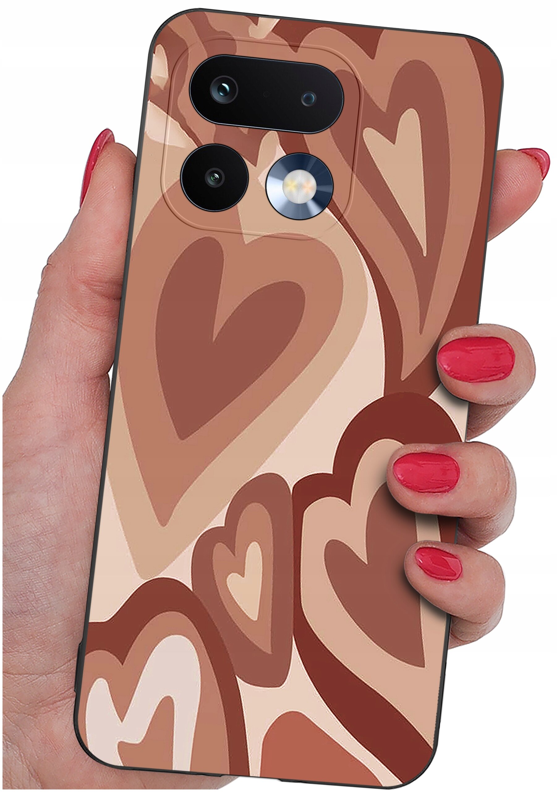 Etui na telefon z wzorem w serca w odcieniach brązu i beżu, trzymane w dłoni z pomalowanymi na czerwono paznokciami. Widoczne są trzy otwory na aparaty i lampę błyskową.