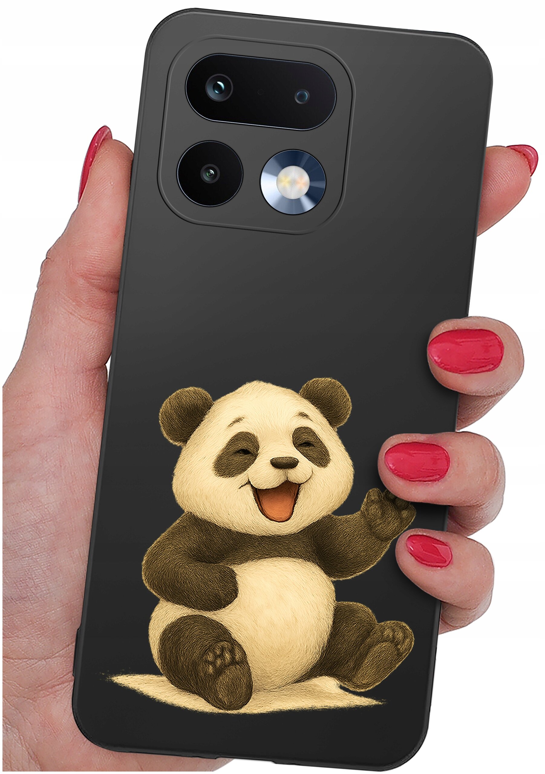 Czarna obudowa telefonu z nadrukiem uśmiechniętej pandy, trzymana w dłoni z pomalowanymi na czerwono paznokciami. Obok obiektywu aparatu widoczna jest lampa błyskowa.