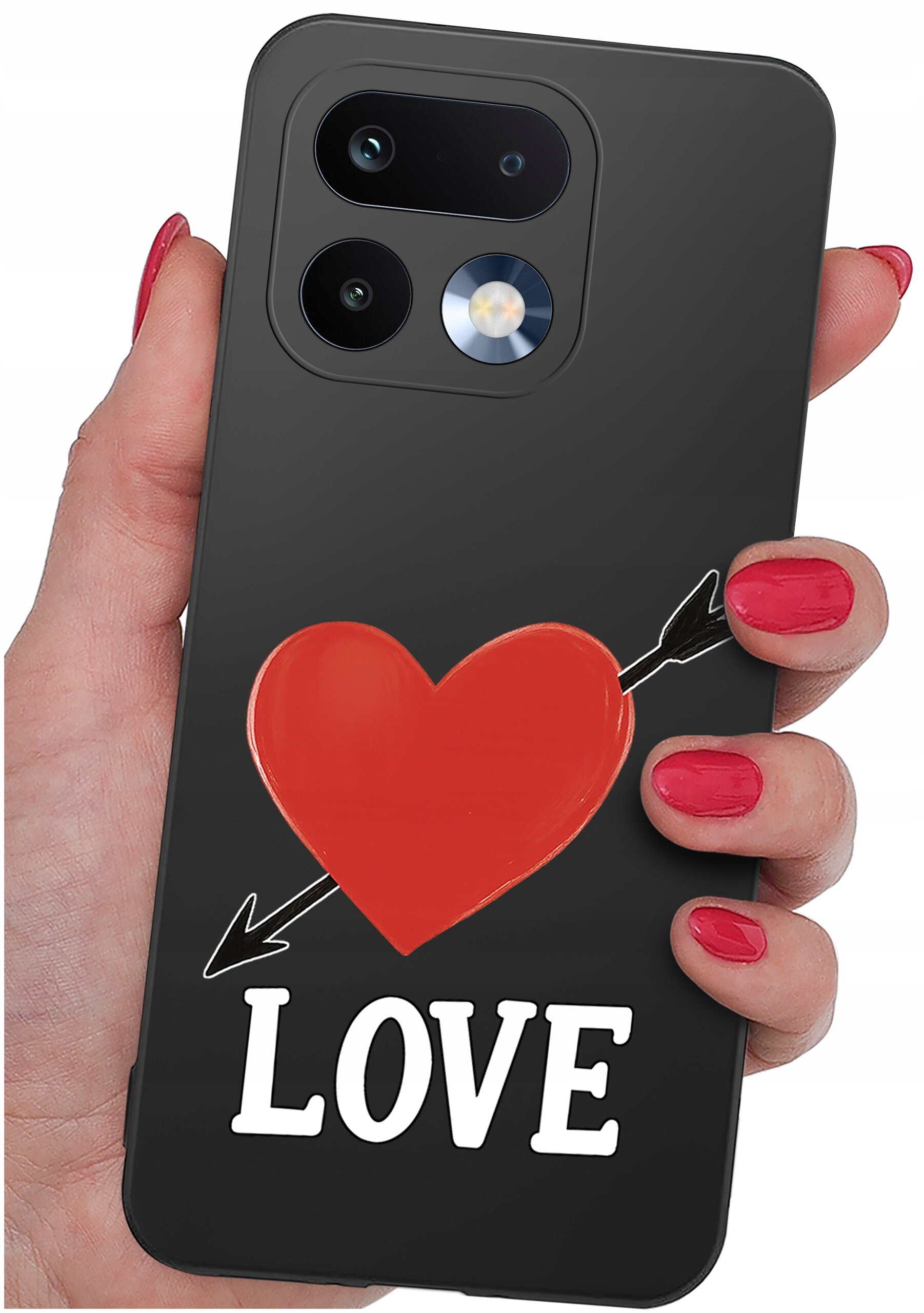 Czarne etui na telefon z czerwonym sercem przebitym strzałą i napisem \'LOVE\'. Etui trzymane jest w dłoni z pomalowanymi na czerwono paznokciami.