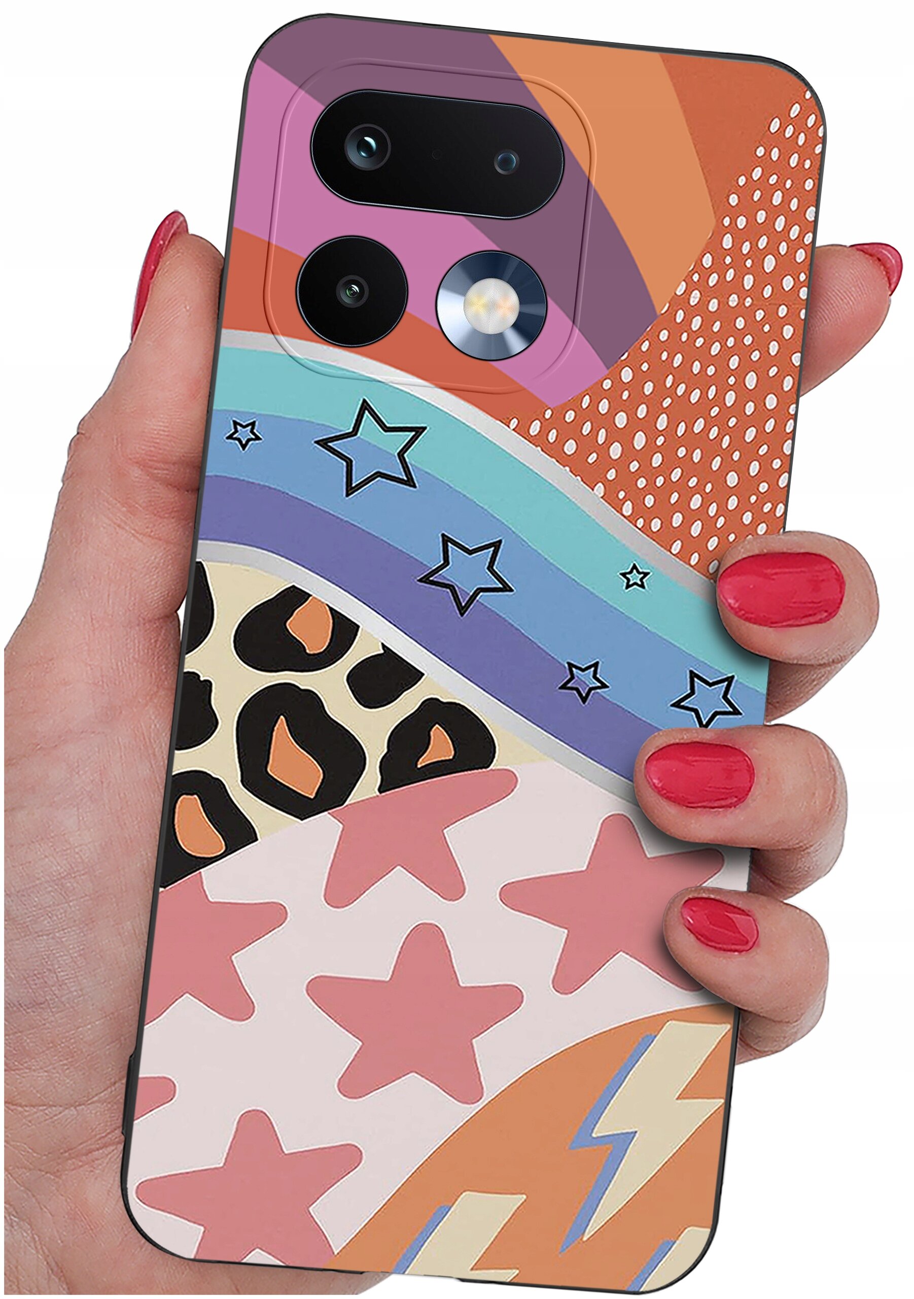 Etui na telefon z kolorowym wzorem w gwiazdy, paski i kropki, trzymane w dłoni z pomalowanymi na czerwono paznokciami.