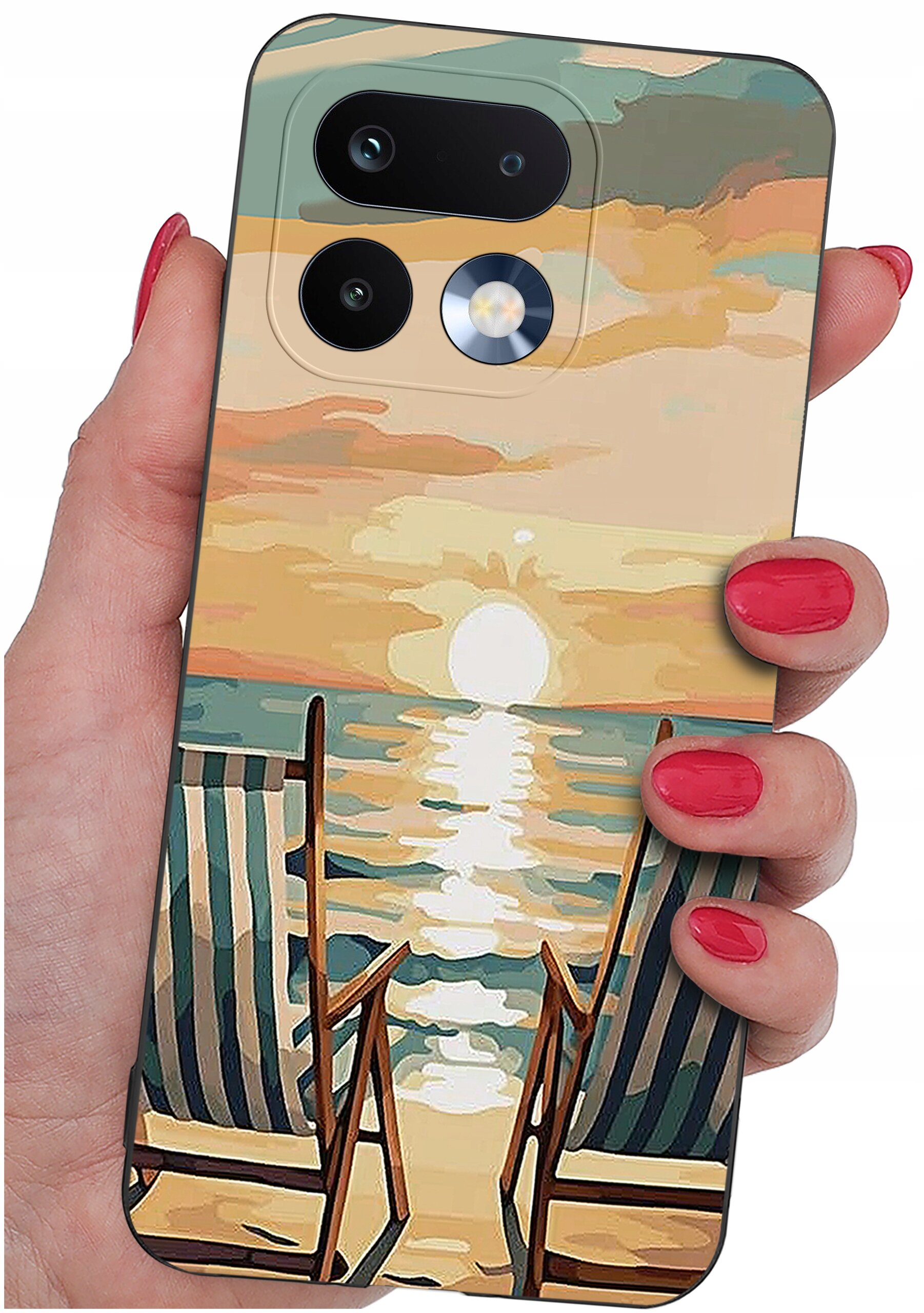 Etui na telefon z nadrukiem przedstawiającym zachód słońca nad morzem z dwoma leżakami na plaży. Etui trzymane jest w dłoni z pomalowanymi na czerwono paznokciami.