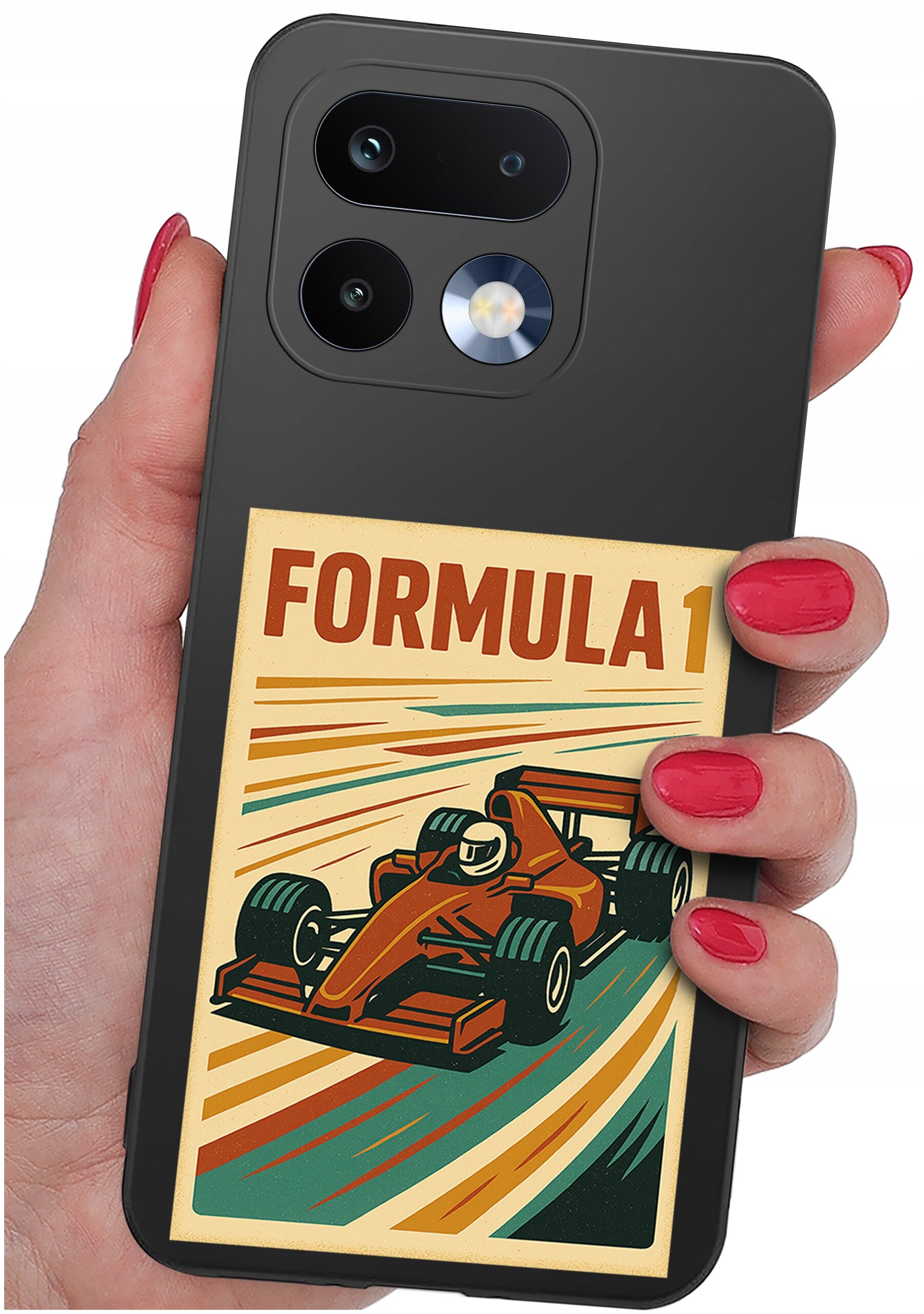 Osoba trzyma telefon z czarnym etui, na którym znajduje się grafika z napisem \'FORMULA 1\' oraz ilustracją samochodu wyścigowego. Etui ma wycięcia na dwa obiektywy aparatu i lampę błyskową.