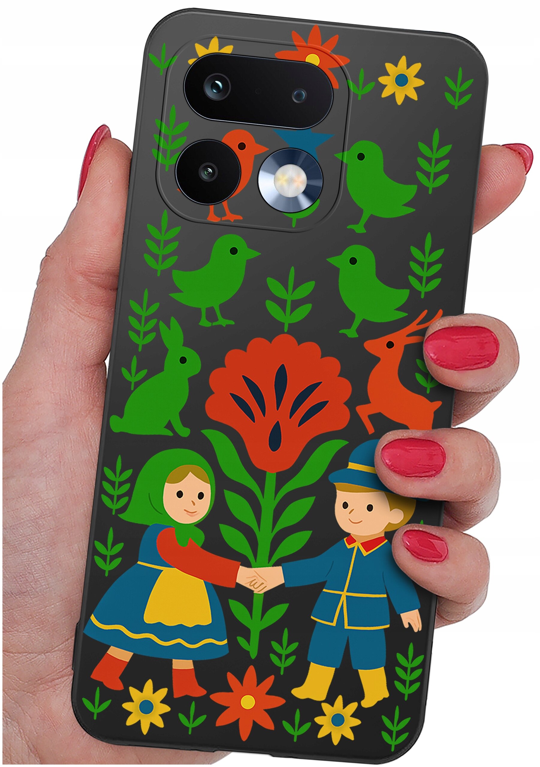 Etui na telefon z kolorowym wzorem przedstawiającym postacie w tradycyjnych strojach, otoczone kwiatami i zwierzętami. Etui jest trzymane w dłoni z pomalowanymi na czerwono paznokciami.