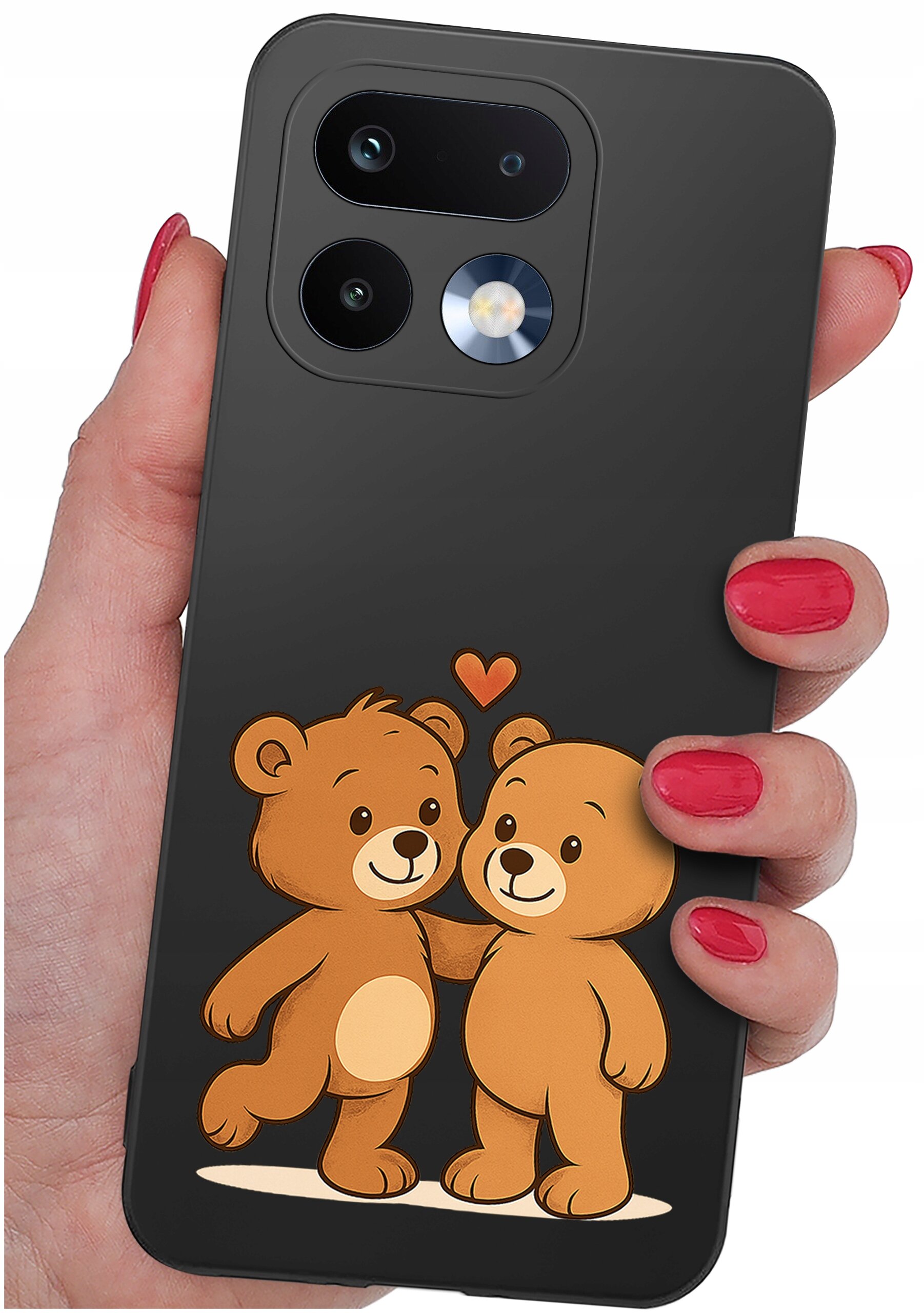 Czarne etui na telefon z grafiką dwóch uśmiechniętych misiów i małym sercem nad nimi. Etui trzymane jest w dłoni z pomalowanymi na czerwono paznokciami.