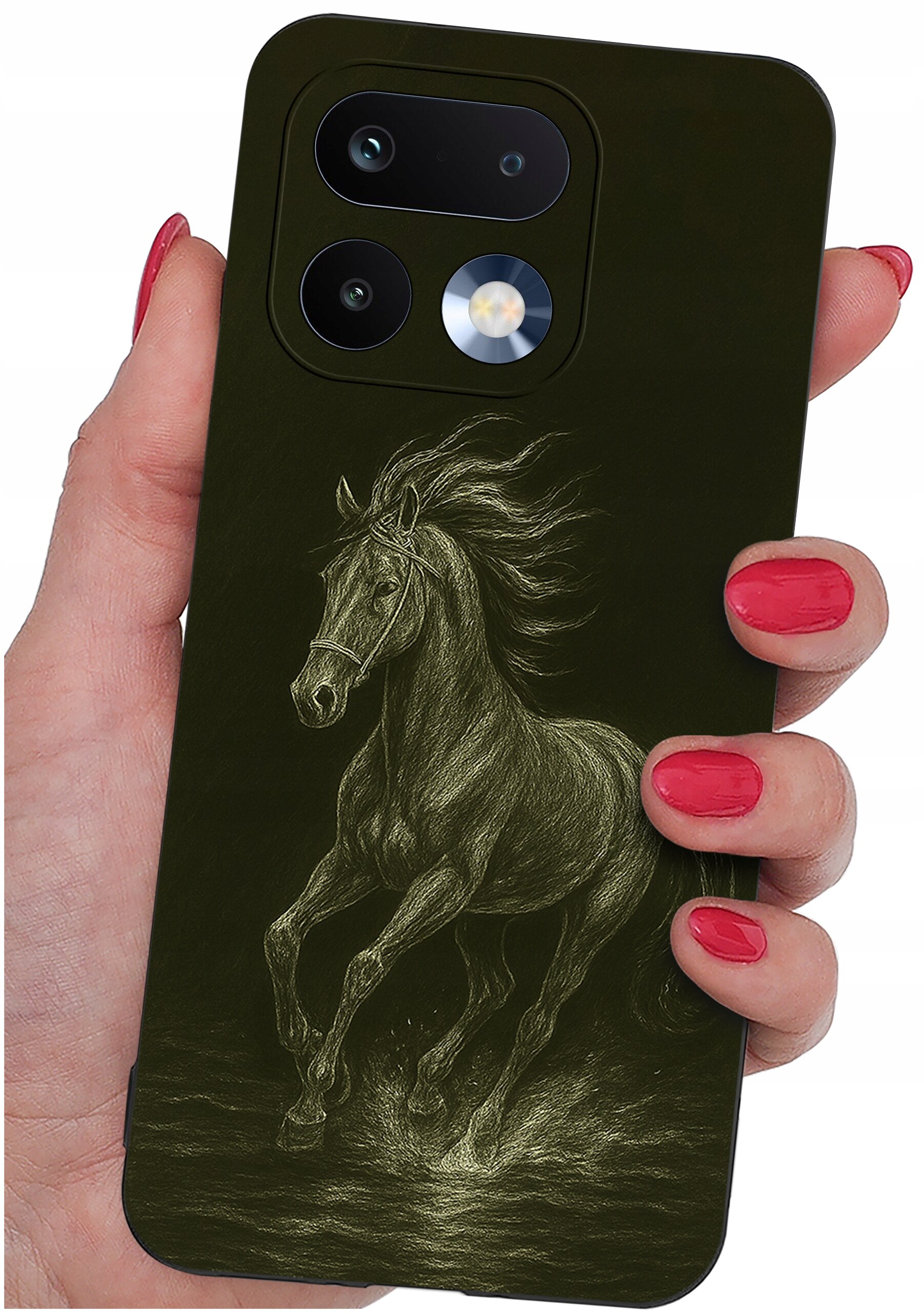 Osoba trzyma telefon w etui z rysunkiem konia. Etui jest ciemne, a rysunek konia jest jasny i szczegółowy.