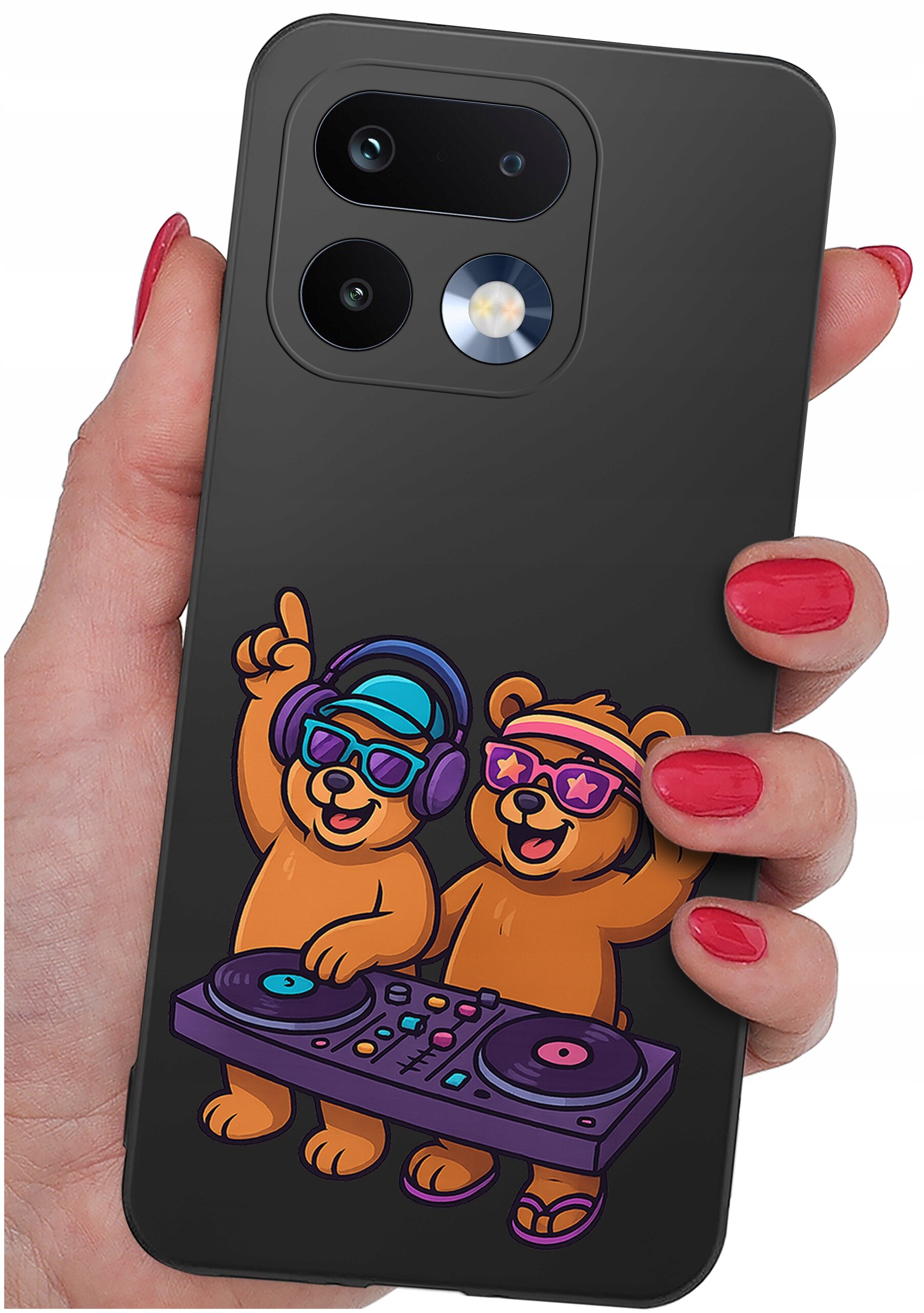 Etui na telefon z grafiką przedstawiającą dwa niedźwiedzie w okularach przeciwsłonecznych i słuchawkach, stojące przy konsoli DJ-skiej. Etui jest trzymane w dłoni z pomalowanymi na czerwono paznokciami.