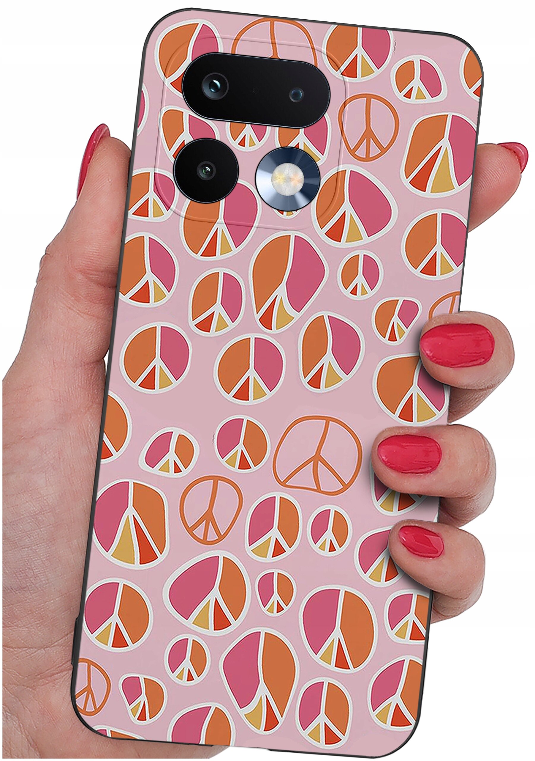Etui na telefon z wzorem w kolorowe symbole pokoju, trzymane w dłoni z pomalowanymi na czerwono paznokciami. Etui ma różowe tło z pomarańczowymi i różowymi symbolami pokoju.