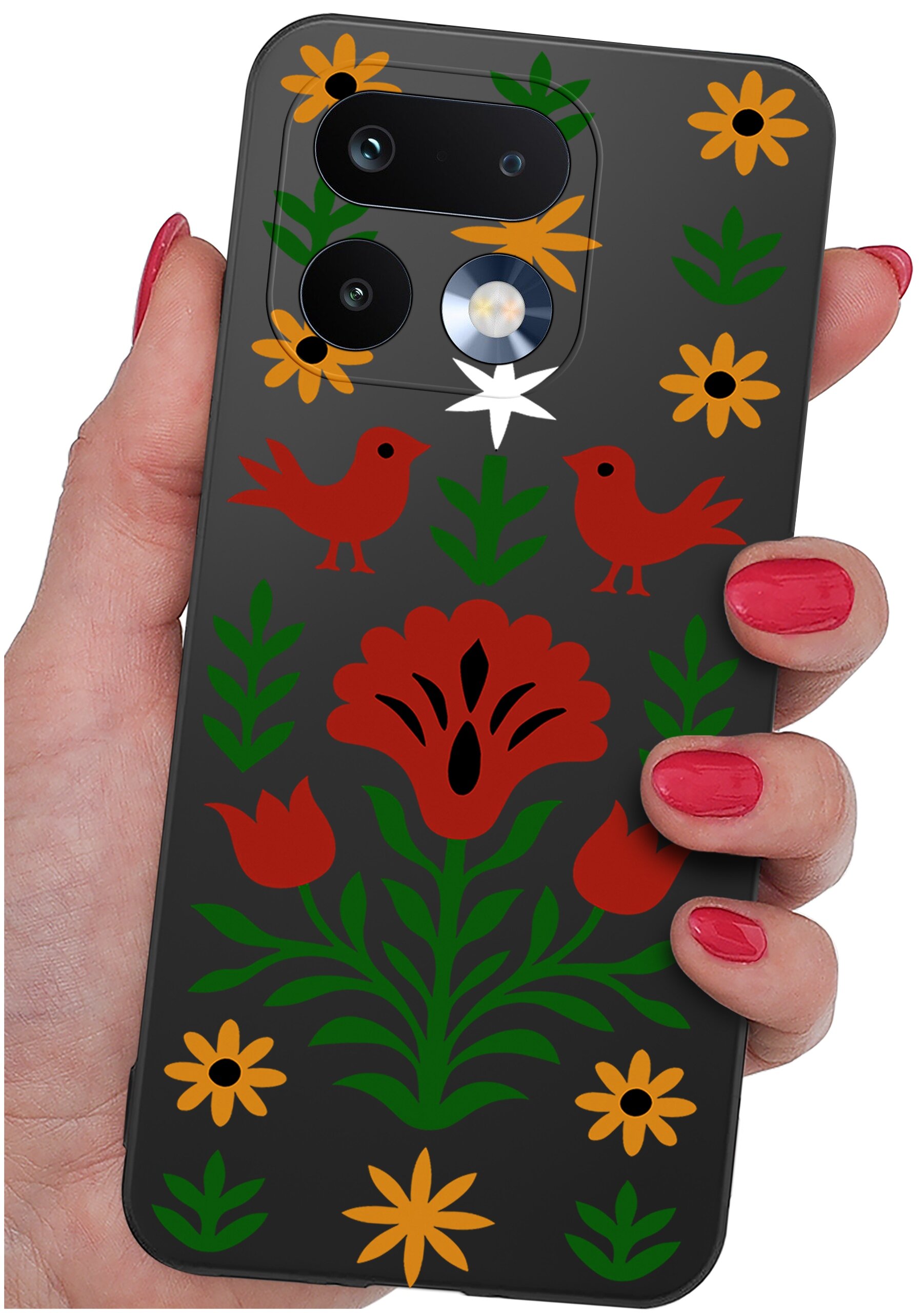 Etui na telefon z kolorowym wzorem kwiatów i ptaków, trzymane w dłoni z pomalowanymi na czerwono paznokciami.