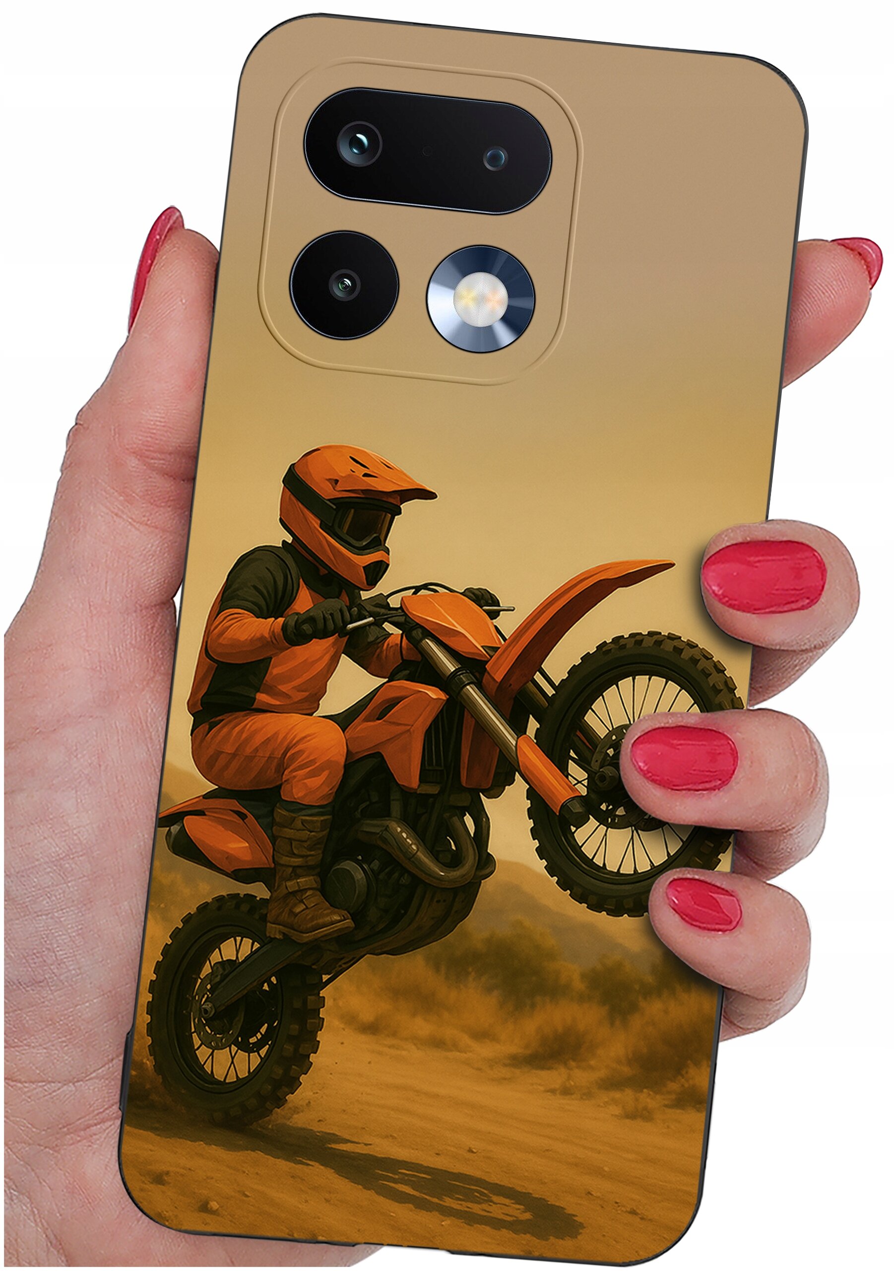 Etui na telefon z nadrukiem motocyklisty w pomarańczowym stroju na motocyklu w terenie, trzymane w dłoni z pomalowanymi na czerwono paznokciami. Widoczne są dwa otwory na aparat i lampa błyskowa.