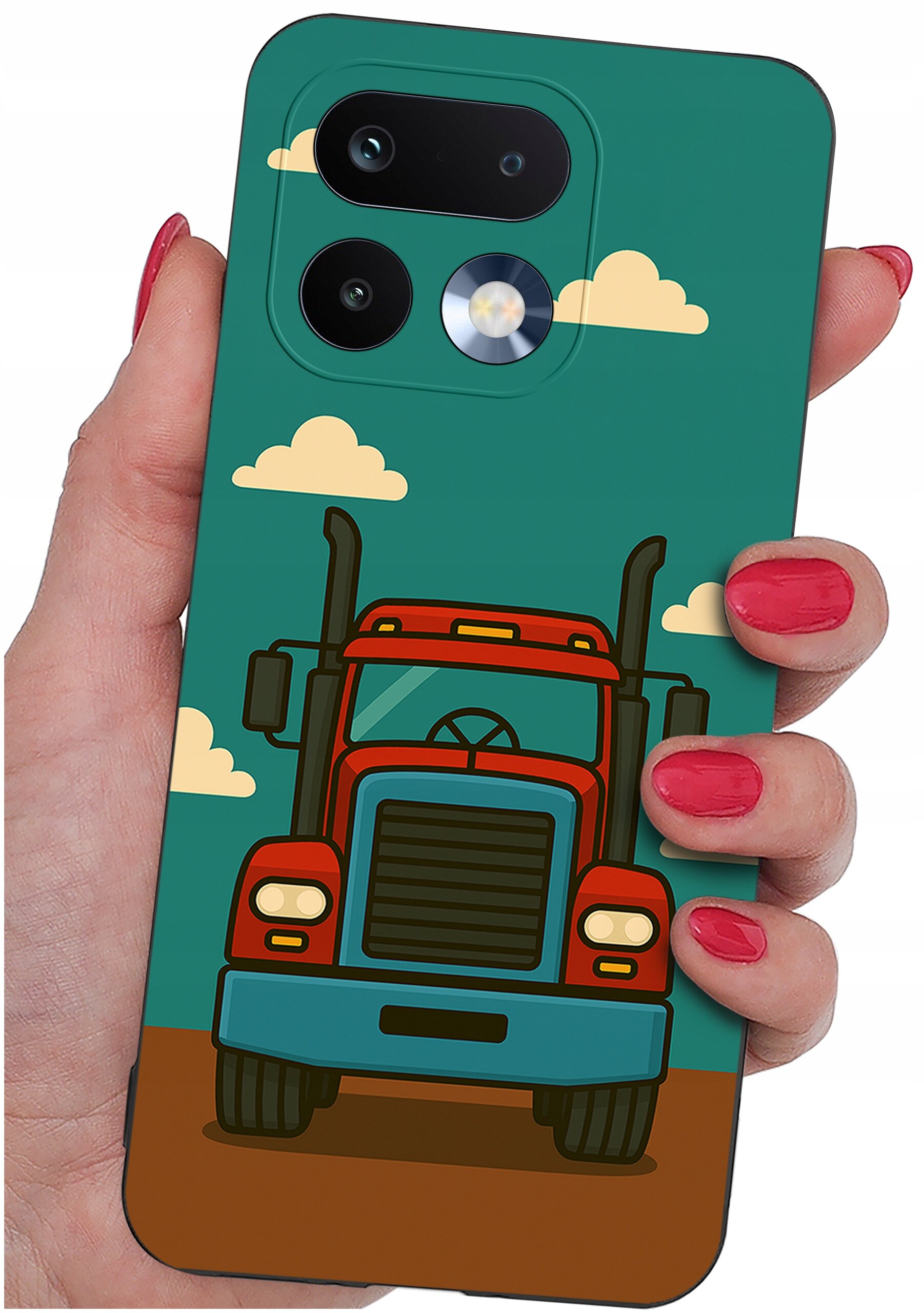 Etui na telefon z kolorowym nadrukiem ciężarówki na tle nieba z chmurami, trzymane w dłoni z pomalowanymi na czerwono paznokciami.