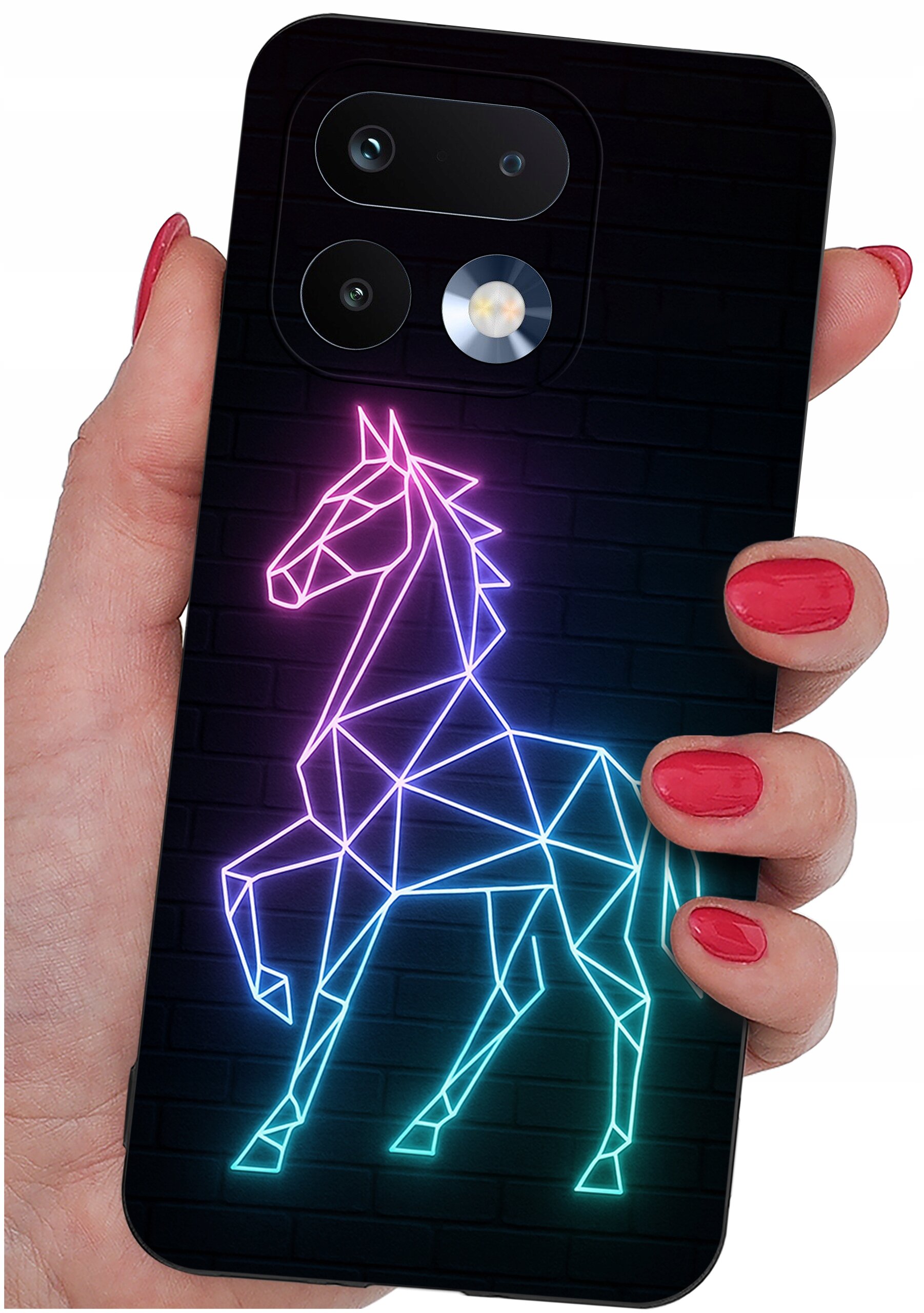 Etui na telefon z geometrycznym wzorem konia w neonowych kolorach, trzymane w dłoni z pomalowanymi na czerwono paznokciami. Na etui widoczne są dwa obiektywy aparatu i lampa błyskowa.