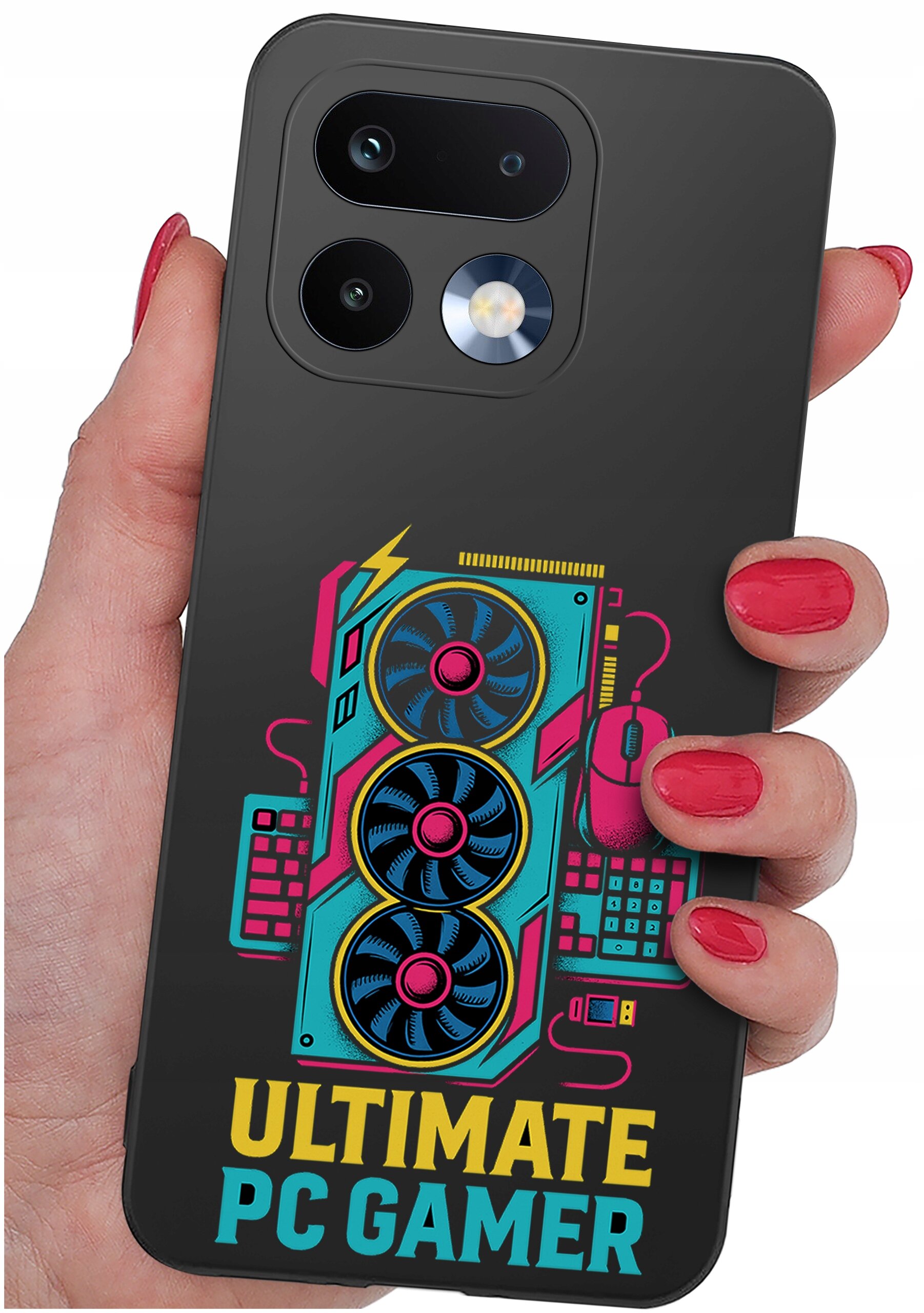 Osoba trzyma telefon w etui z kolorowym nadrukiem przedstawiającym elementy komputerowe i napis \'ULTIMATE PC GAMER\'.