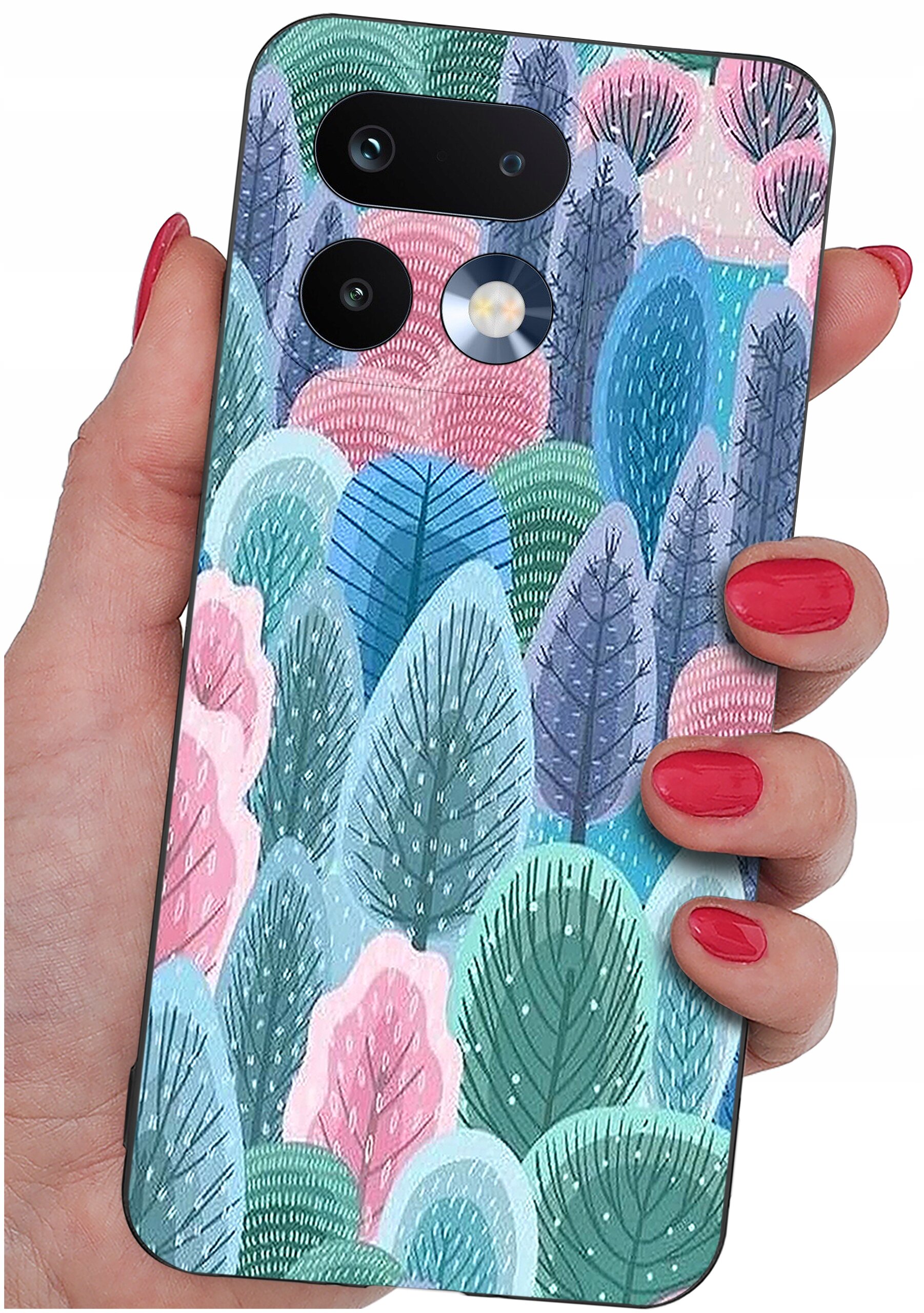 Etui na telefon z kolorowym wzorem przedstawiającym stylizowane drzewa w odcieniach różu, niebieskiego i zieleni. Etui trzymane jest w dłoni z pomalowanymi na czerwono paznokciami.