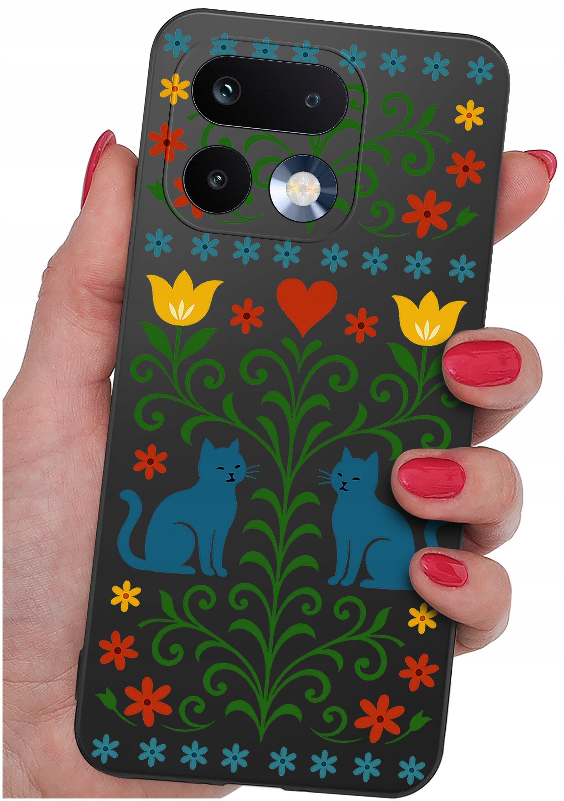 Etui na telefon z kolorowym wzorem przedstawiającym kwiaty, serce i dwa niebieskie koty. Etui trzymane jest w dłoni z pomalowanymi na czerwono paznokciami.