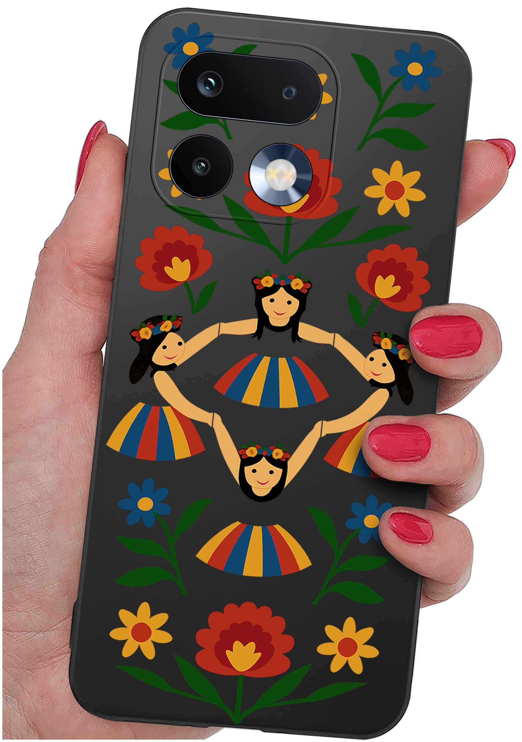 Etui na telefon z kolorowym wzorem przedstawiającym postacie w tradycyjnych strojach oraz kwiaty. Etui jest trzymane w dłoni z pomalowanymi na czerwono paznokciami.