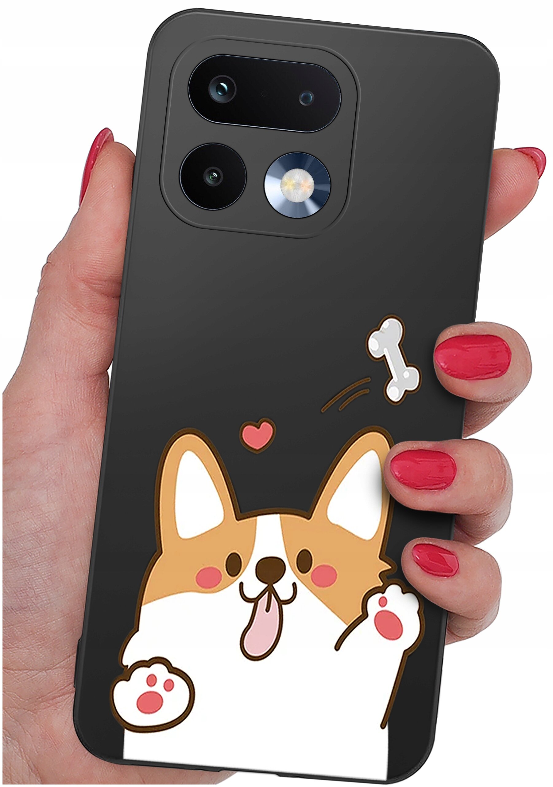 Osoba trzyma czarne etui na telefon z rysunkiem psa, sercem i kością. Etui ma wycięcia na dwa obiektywy aparatu i lampę błyskową.