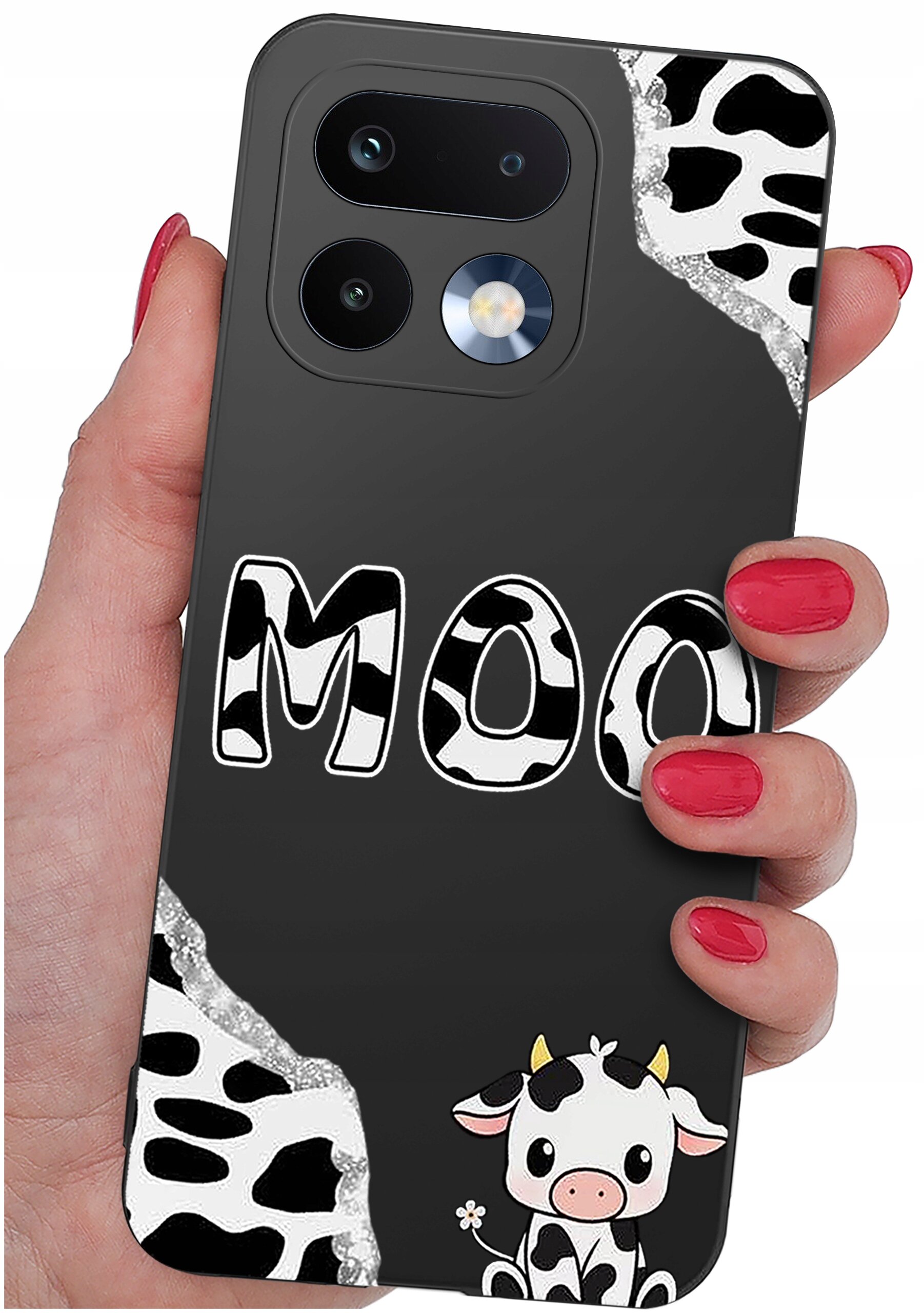 Czarne etui na telefon z napisem \'MOO\' w biało-czarne wzory przypominające krowie łaty. Na dole etui znajduje się rysunek uroczej krowy.