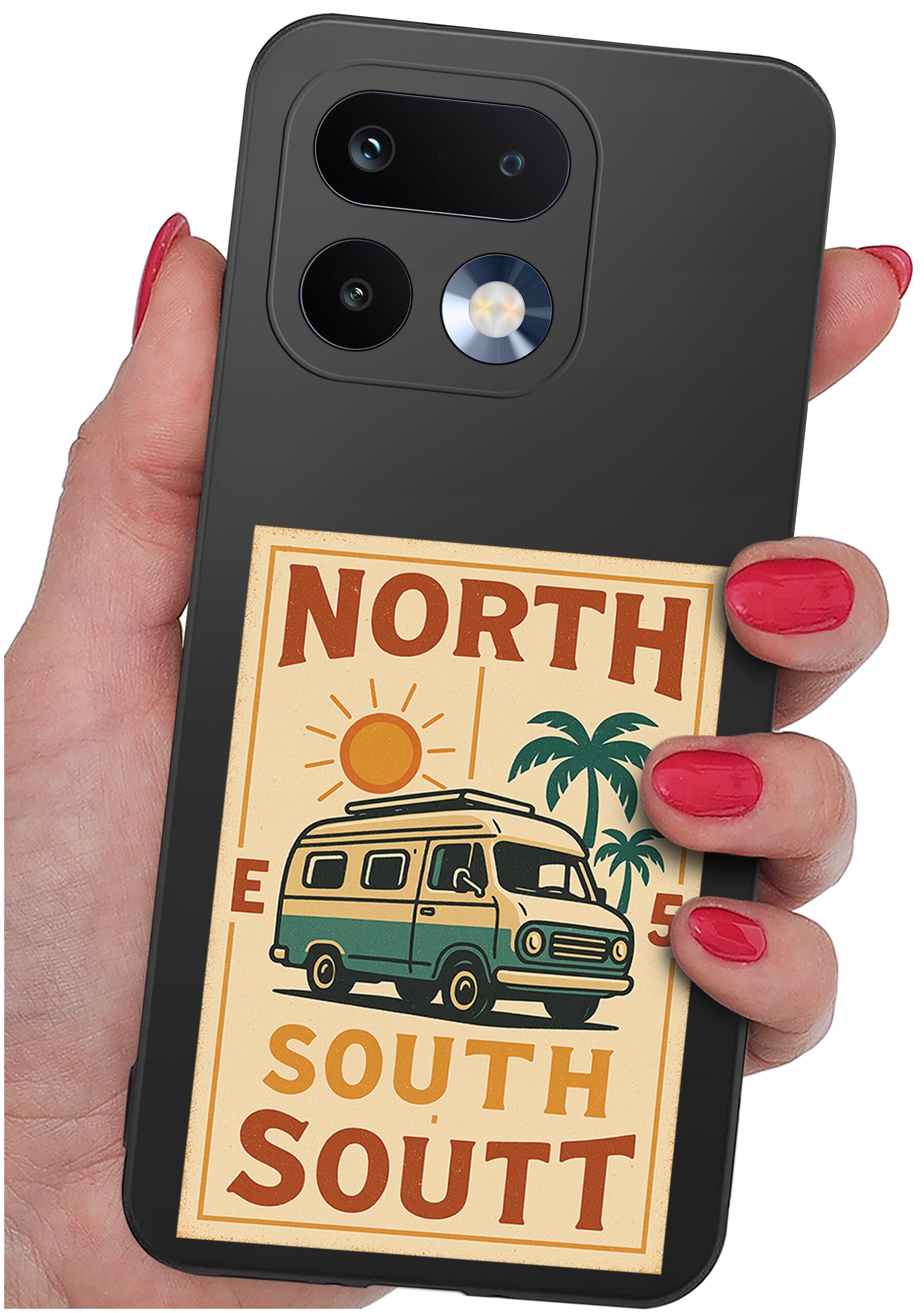 Osoba trzyma czarne etui na telefon z grafiką przedstawiającą samochód kempingowy, słońce i palmę oraz tekst \'NORTH SOUTH\'.