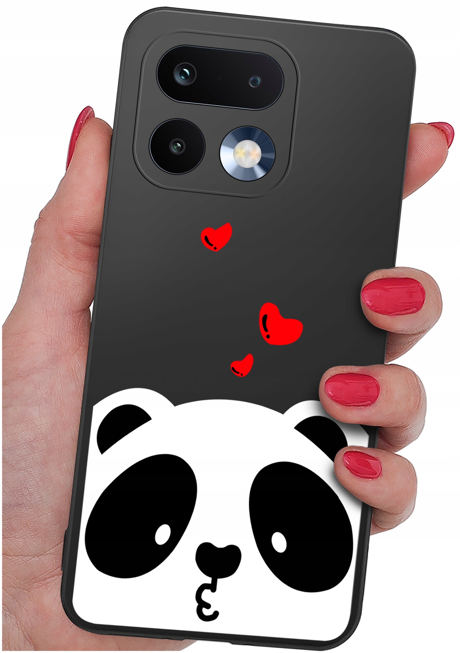 Osoba trzyma telefon z czarnym etui, na którym znajduje się biały rysunek pandy oraz czerwone serduszka. Etui ma wycięcia na dwa obiektywy aparatu i lampę błyskową.