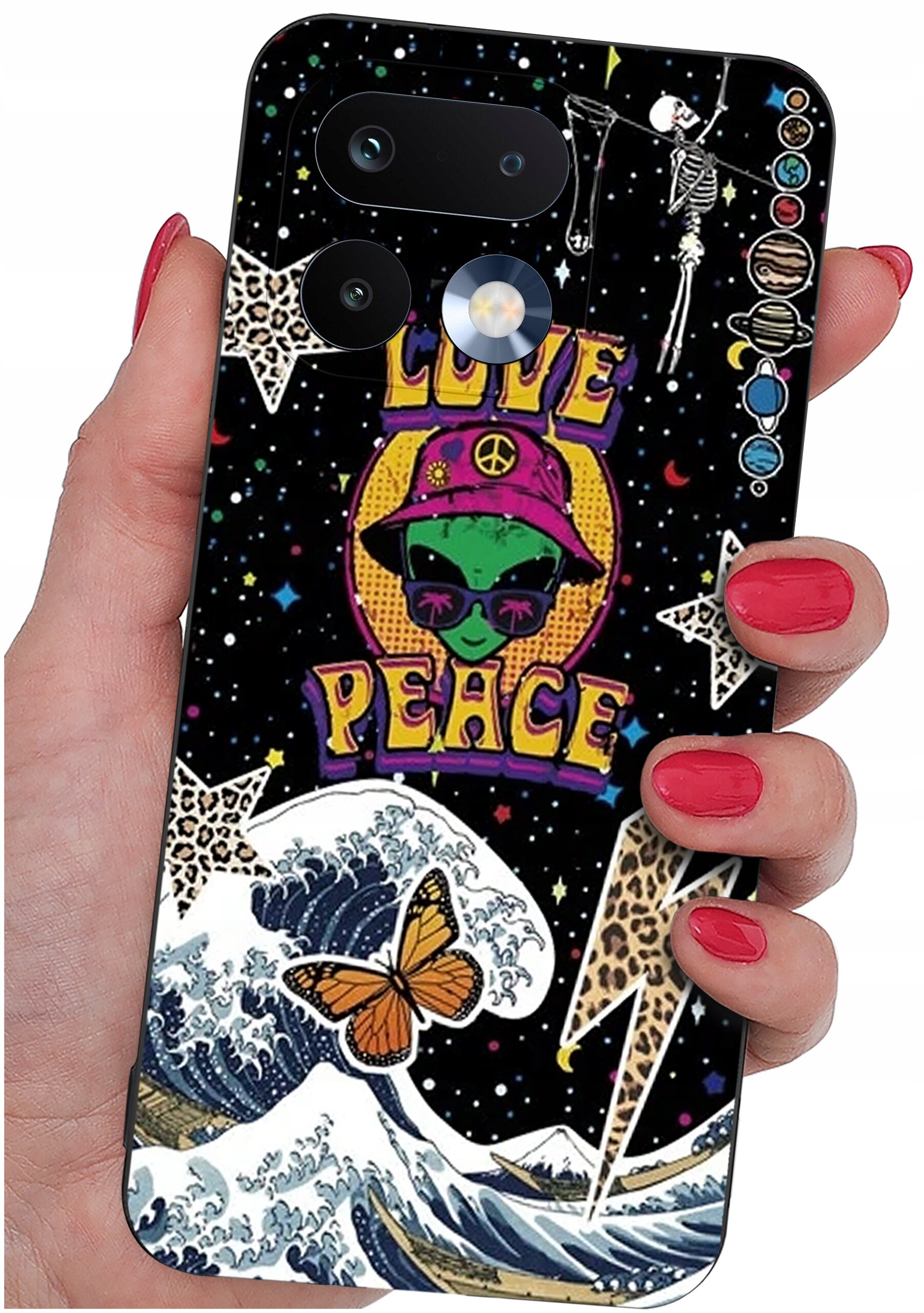 Etui na telefon z kolorowym wzorem przedstawiającym zielonego kosmitę w kapeluszu z napisem \'LOVE PEACE\', otoczonego gwiazdami, falą i motylem. Tło jest czarne z różnorodnymi elementami graficznymi, w tym szkieletem i planetami.