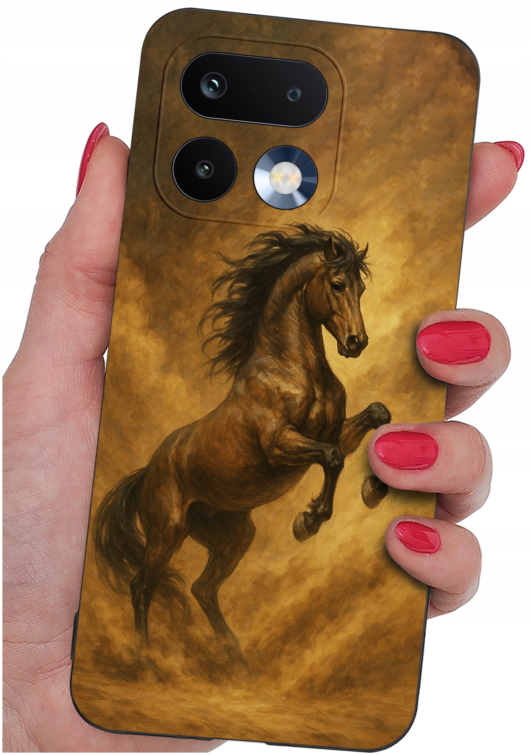 Etui na telefon z nadrukiem konia w dynamicznej pozie, trzymane w dłoni z pomalowanymi na czerwono paznokciami.