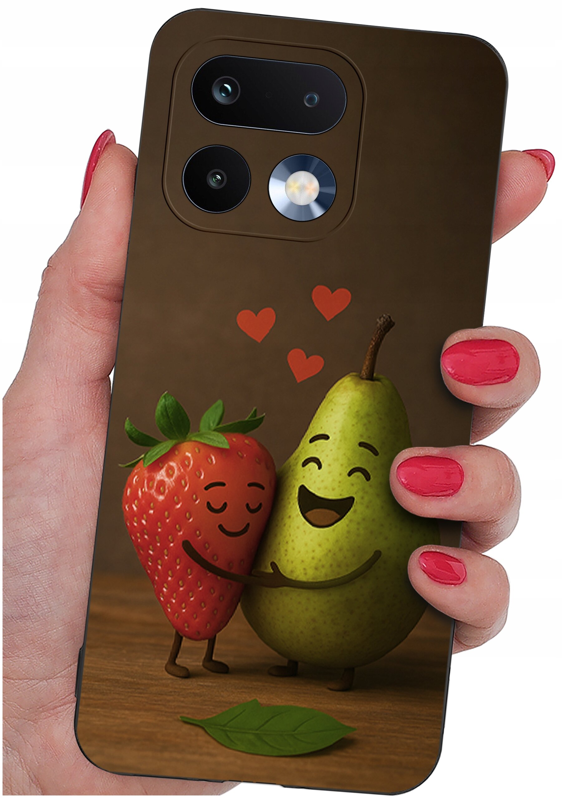 Etui na telefon z grafiką przedstawiającą uśmiechniętą truskawkę i gruszkę przytulające się, z trzema czerwonymi serduszkami nad nimi. Etui jest trzymane w dłoni z pomalowanymi na czerwono paznokciami.