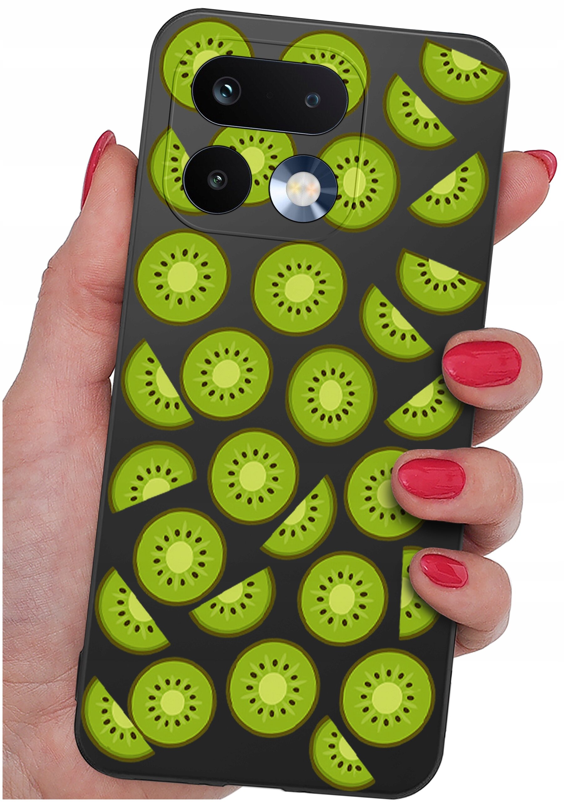 Etui na telefon z wzorem zielonych plasterków kiwi na ciemnym tle, trzymane w dłoni z pomalowanymi na czerwono paznokciami.