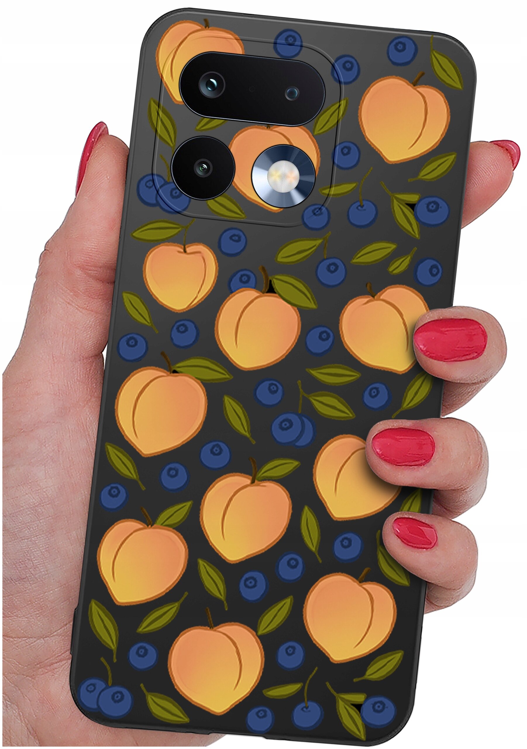 Etui na telefon z wzorem przedstawiającym brzoskwinie i jagody na ciemnym tle, trzymane w dłoni z pomalowanymi na czerwono paznokciami.