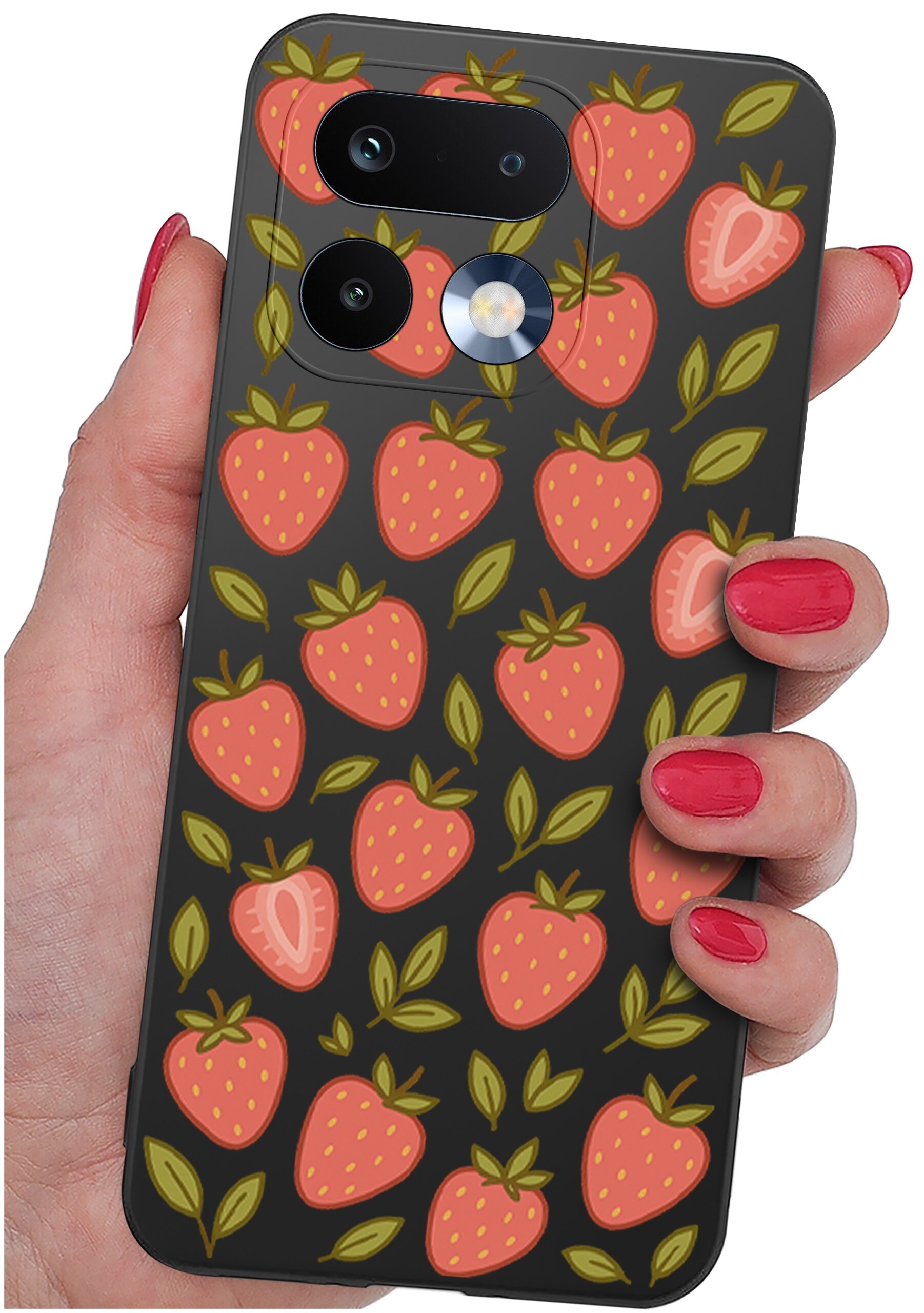 Etui na telefon z wzorem truskawek i liści, trzymane w dłoni z pomalowanymi na czerwono paznokciami. Widoczne są dwa obiektywy aparatu i lampa błyskowa.