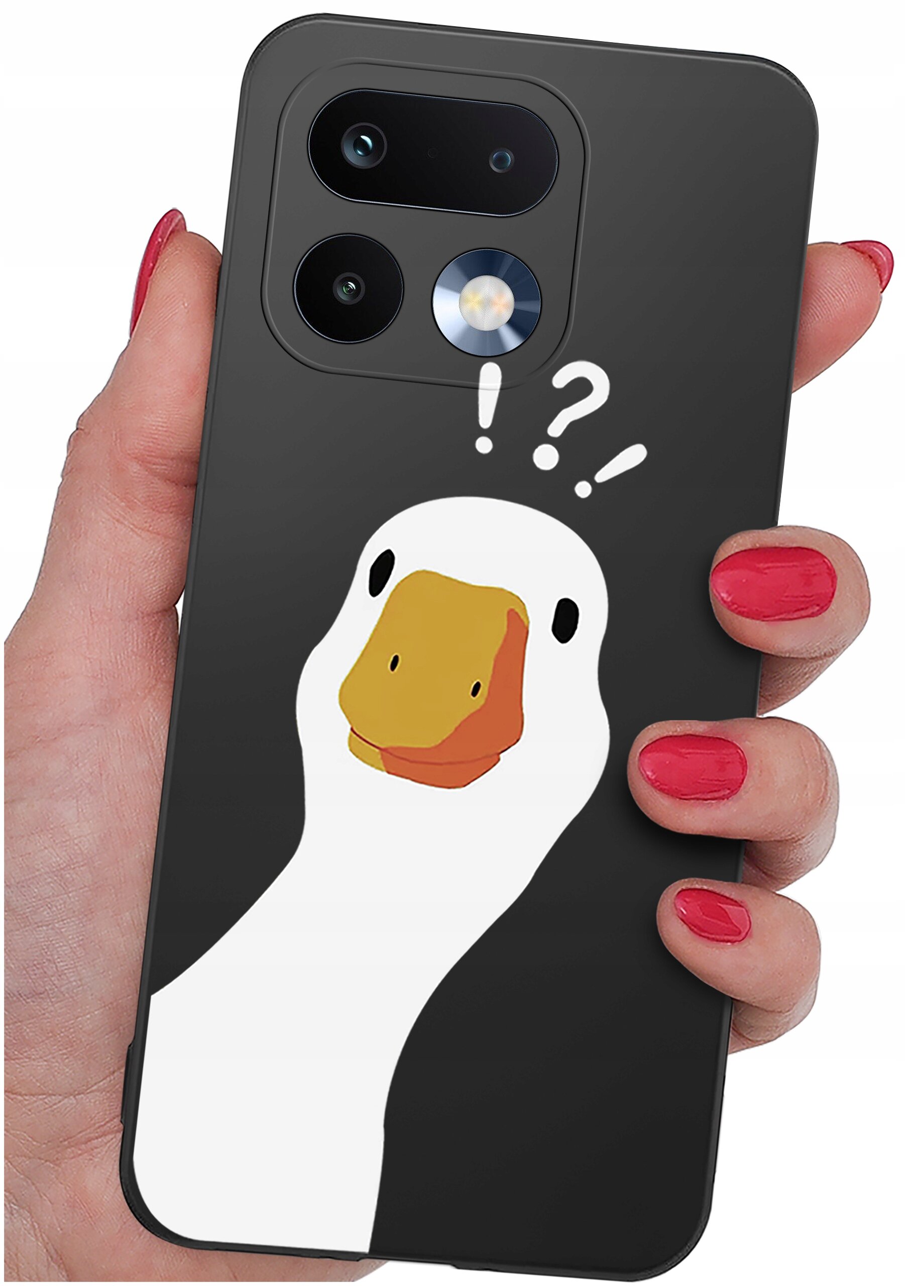 Czarna obudowa telefonu z nadrukiem białej kaczki z pomarańczowym dziobem oraz znakami zapytania i wykrzyknika nad głową. Obudowa jest trzymana w dłoni z czerwonym lakierem na paznokciach.