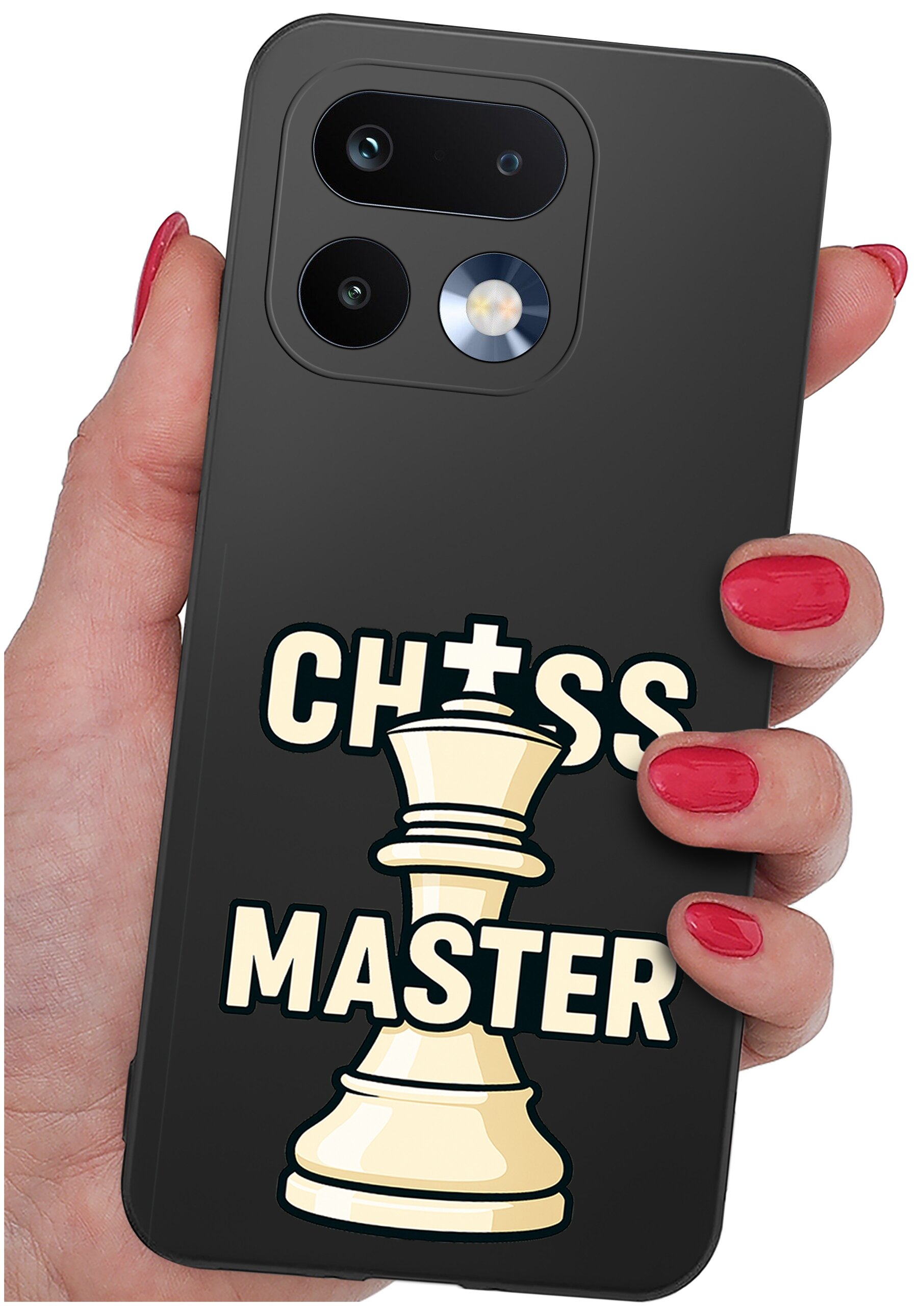 Czarna obudowa telefonu z napisem \'CHESS MASTER\' i grafiką białej figury szachowej. Obudowa trzymana jest w dłoni z pomalowanymi na czerwono paznokciami.