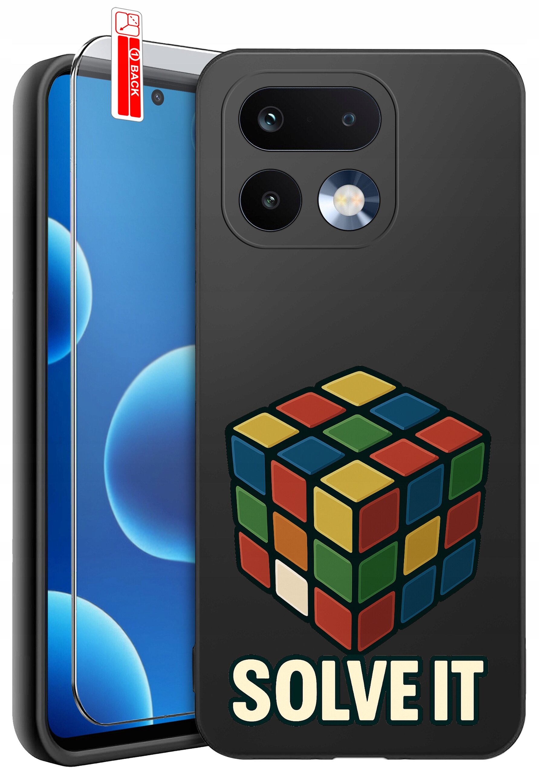 Na obrazie widoczne jest czarne etui na telefon z nadrukiem kolorowej kostki i napisem \'SOLVE IT\'. Obok etui znajduje się szkło ochronne z oznaczeniem \'BACK\'.