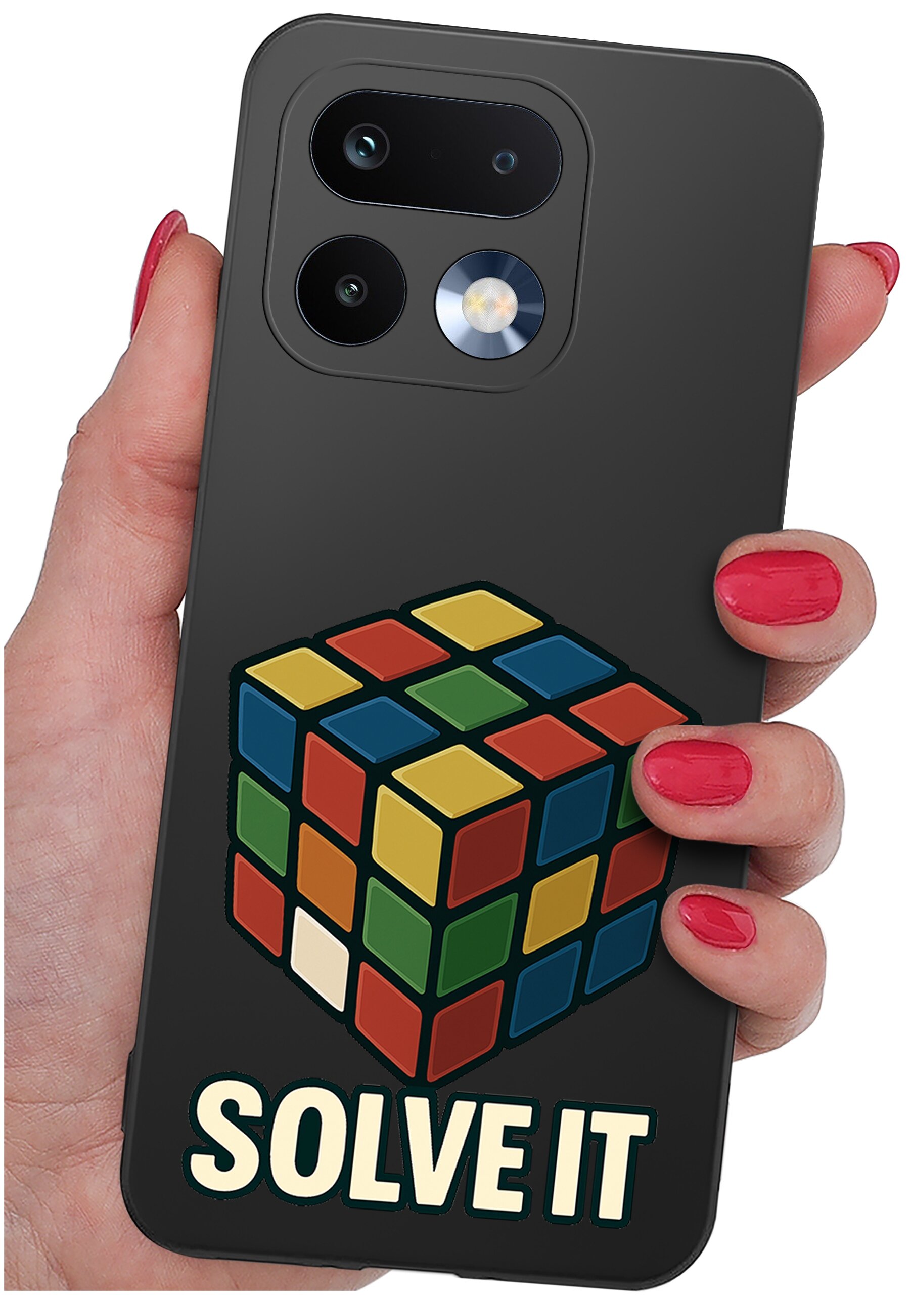 Osoba trzyma telefon w etui z nadrukiem kolorowej kostki i napisem \'SOLVE IT\'.
