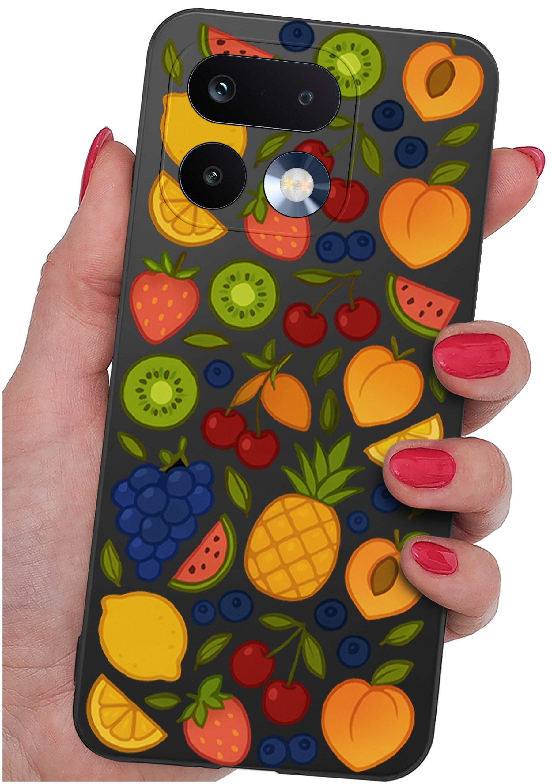 Etui na telefon z kolorowym wzorem owoców, takich jak ananasy, truskawki, kiwi, winogrona i cytryny. Etui jest trzymane w dłoni z pomalowanymi na czerwono paznokciami.