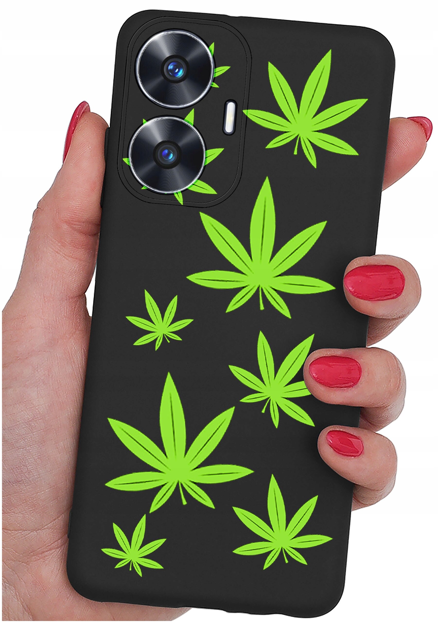 Czarne etui na telefon z zielonymi wzorami liści, trzymane w dłoni z pomalowanymi na czerwono paznokciami. Etui posiada wycięcia na dwa obiektywy aparatu i lampę błyskową.
