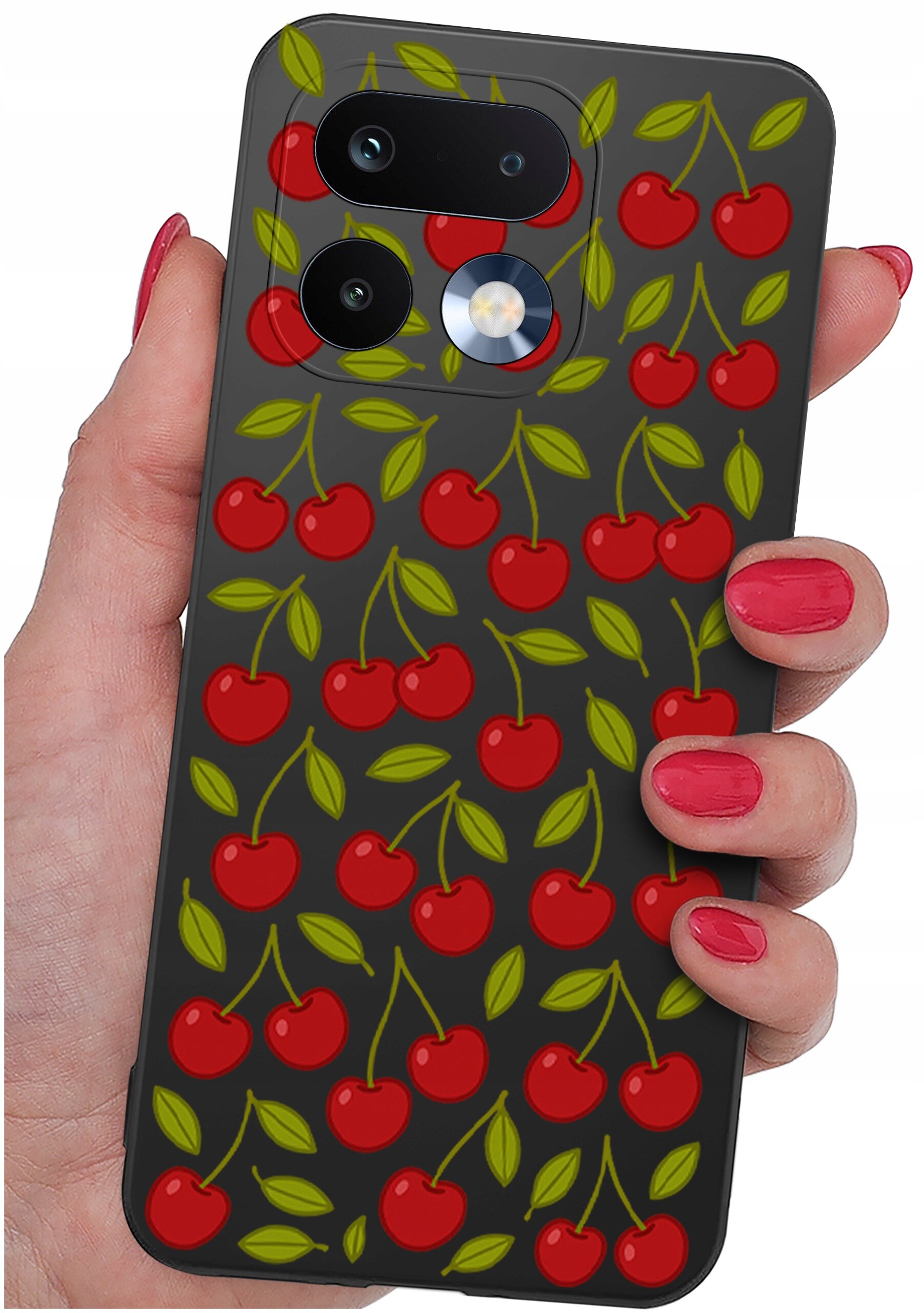 Etui na telefon z wzorem czerwonych wiśni i zielonych liści, trzymane w dłoni z pomalowanymi na czerwono paznokciami.