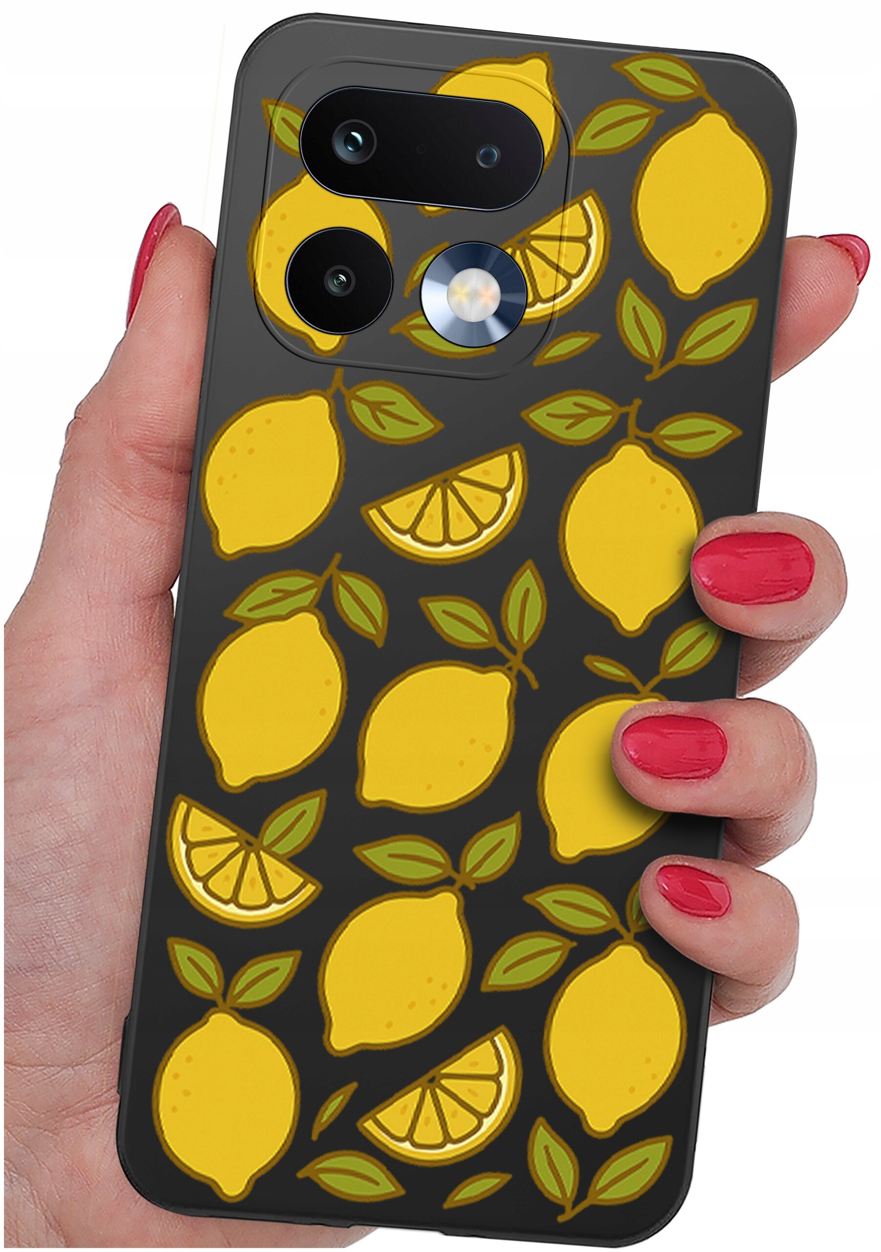 Etui na telefon z wzorem cytryn i liści na ciemnym tle, trzymane w dłoni z pomalowanymi na czerwono paznokciami.