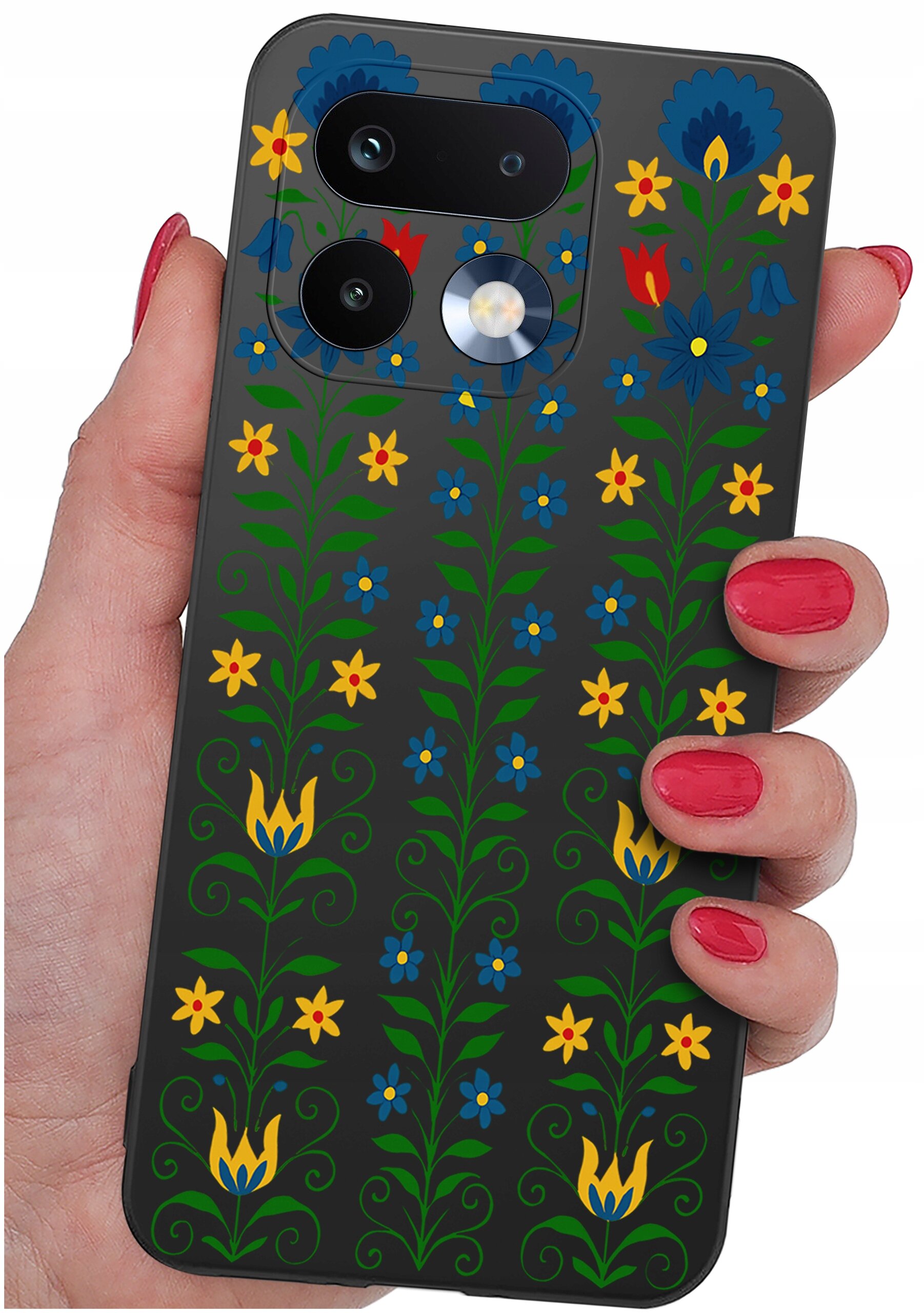 Etui na telefon z kolorowym, kwiatowym wzorem w odcieniach niebieskiego, żółtego i zielonego, trzymane w dłoni z pomalowanymi na czerwono paznokciami.