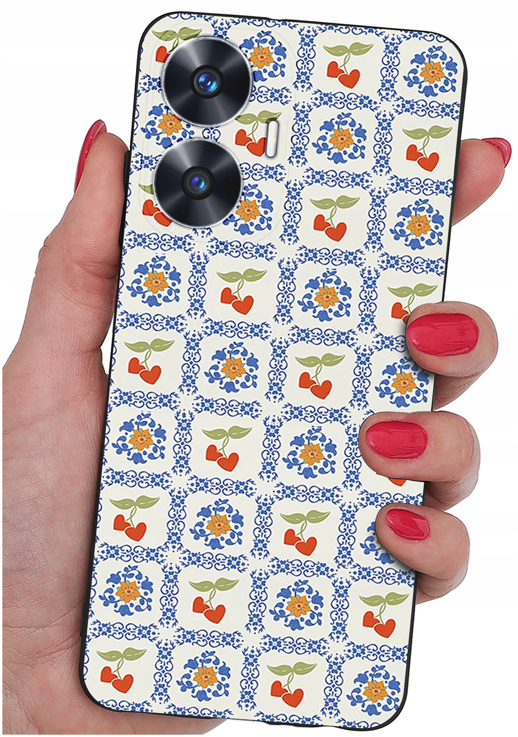 Etui na telefon z wzorem w niebieskie i pomarańczowe kwiaty oraz czerwone serca, trzymane w dłoni z pomalowanymi na czerwono paznokciami. Widoczne są dwa obiektywy aparatu i lampa błyskowa.