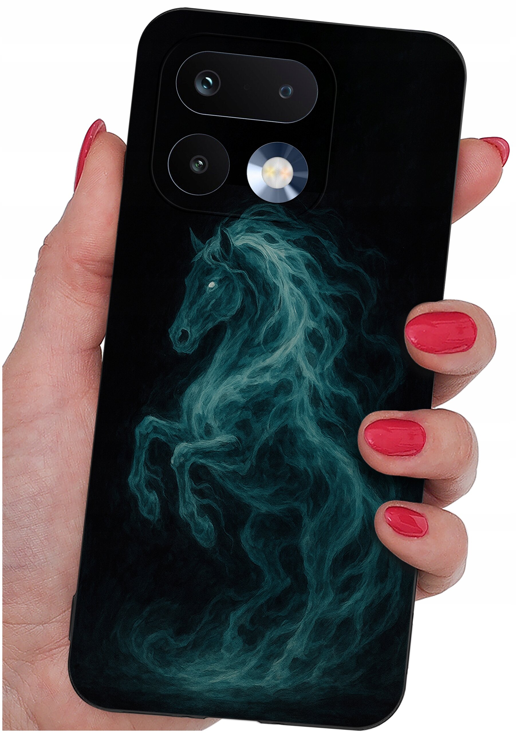 Etui na telefon z grafiką przedstawiającą konia w stylu dymu, trzymane w dłoni z pomalowanymi na czerwono paznokciami. Na etui widoczne są dwa obiektywy aparatu i lampa błyskowa.