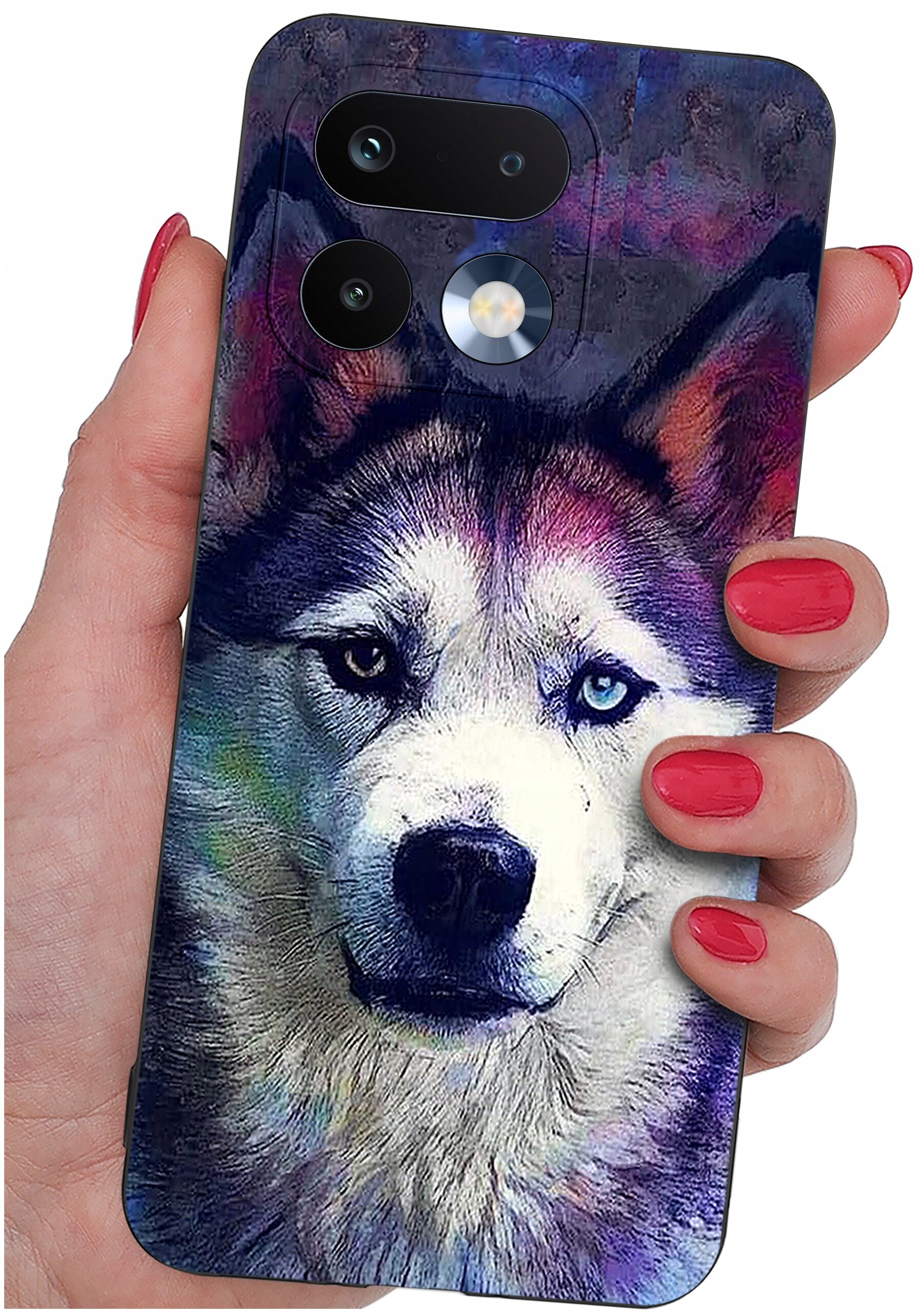 Etui na telefon z kolorowym nadrukiem psa trzymane w dłoni z pomalowanymi na czerwono paznokciami. Na etui widoczne są otwory na aparat i lampę błyskową.